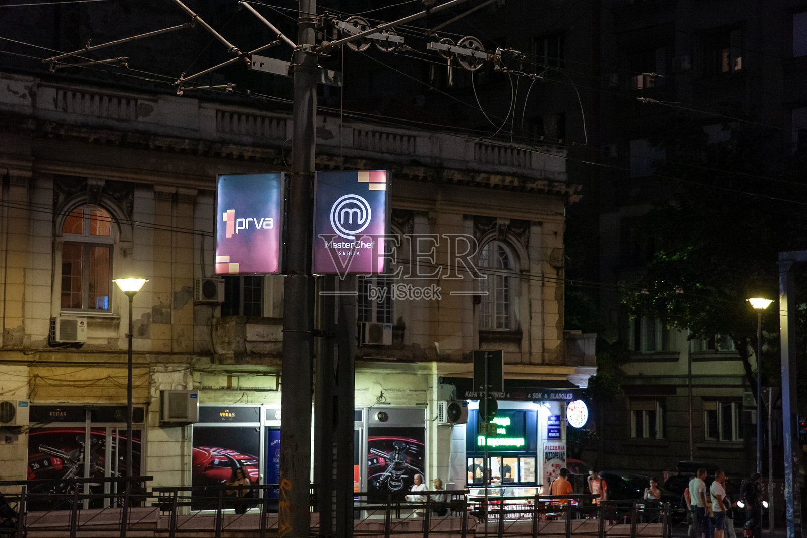 贝尔格莱德街头的《顶级大厨塞尔维亚版》宣传牌,夜间灯火通明。《顶级大厨》是一档风靡全球的烹饪比赛节目。照片摄影图片