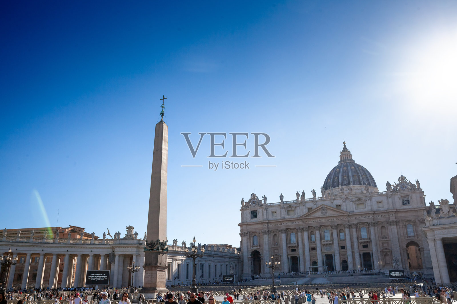 圣彼得大教堂和圣彼得广场在阳光下，梵蒂冈城与梵蒂冈方尖碑。这是罗马和梵蒂冈的重要教宗大教堂和地标。照片摄影图片