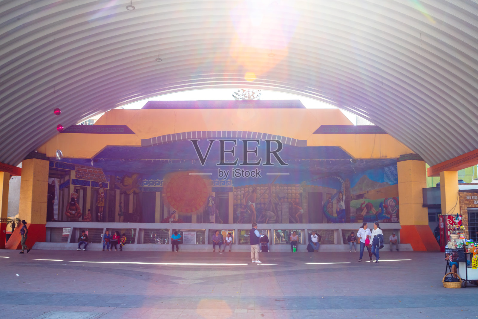 人们在墨西哥伊达尔戈州图拉市的露天剧院中漫步照片摄影图片