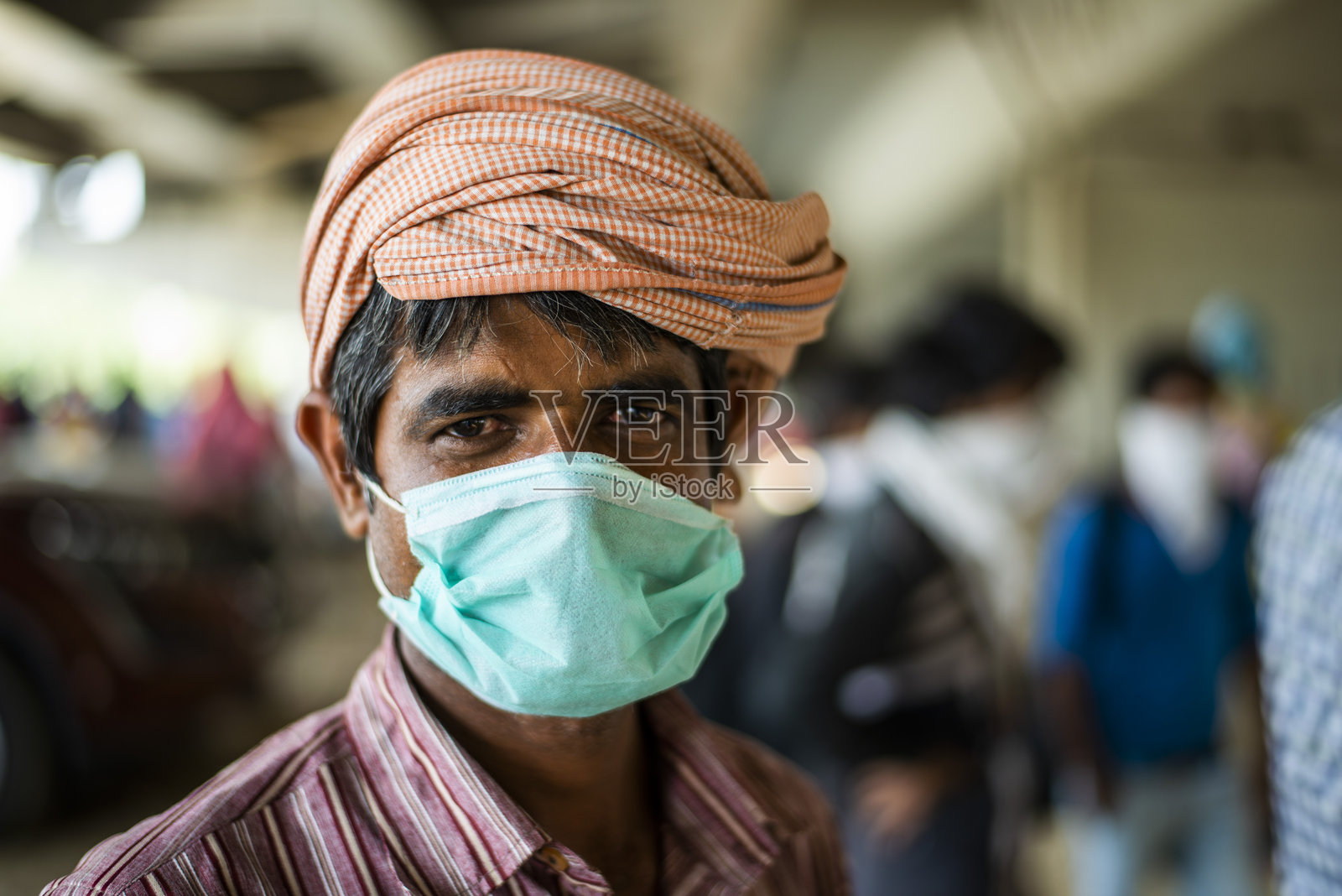 等待过境的移民劳工照片摄影图片