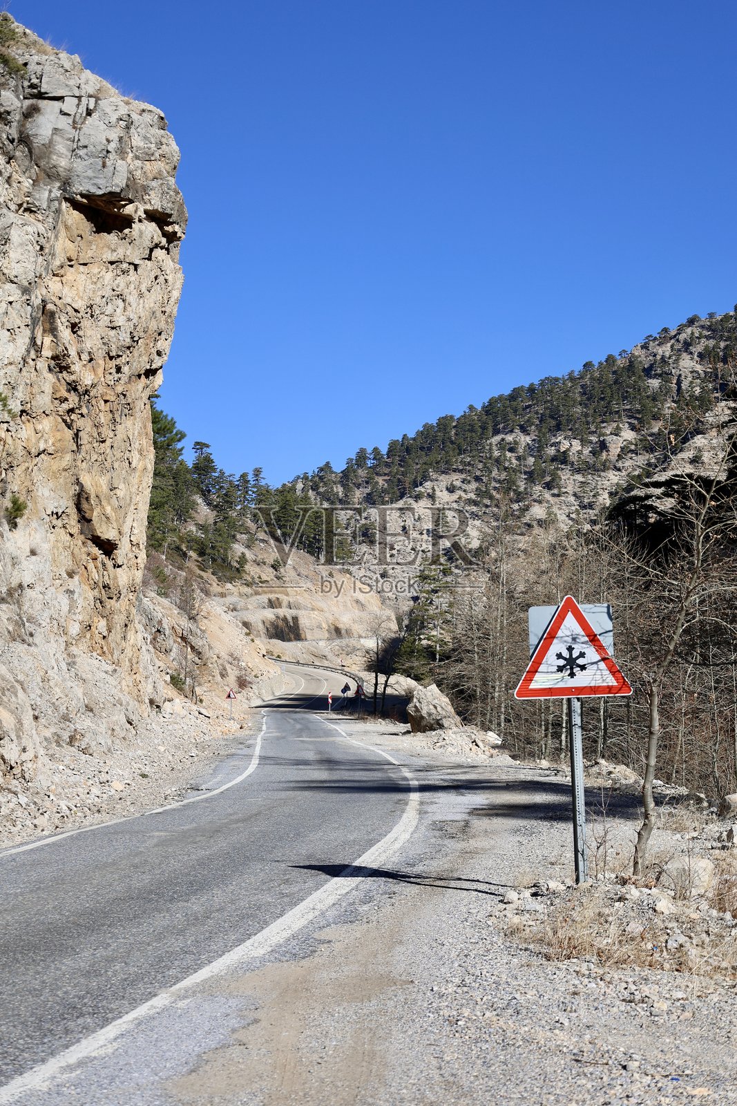 山路上的汽车照片摄影图片