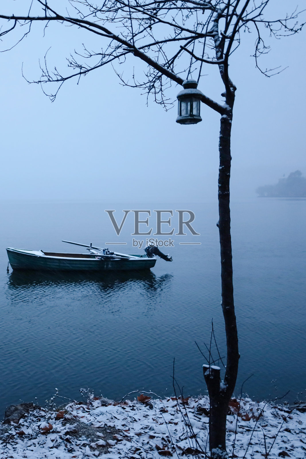 被雪覆盖的渔船照片摄影图片