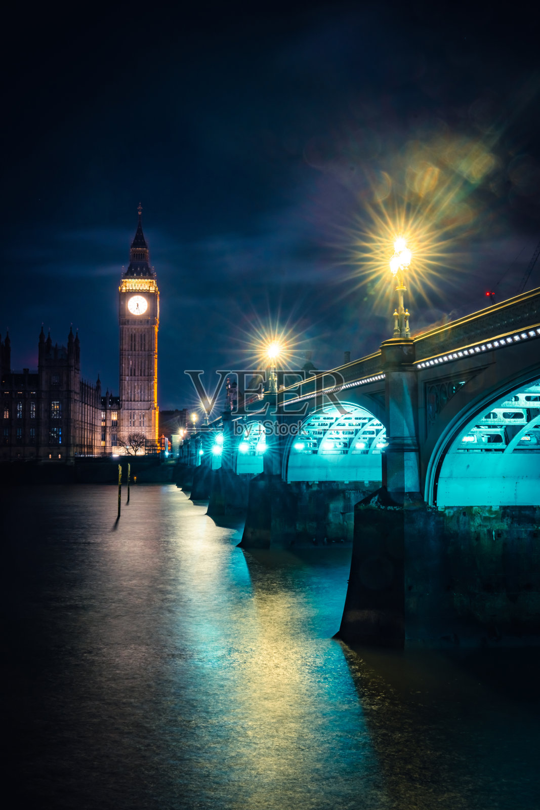 威斯敏斯特桥和伊丽莎白塔在夜晚照亮伦敦照片摄影图片
