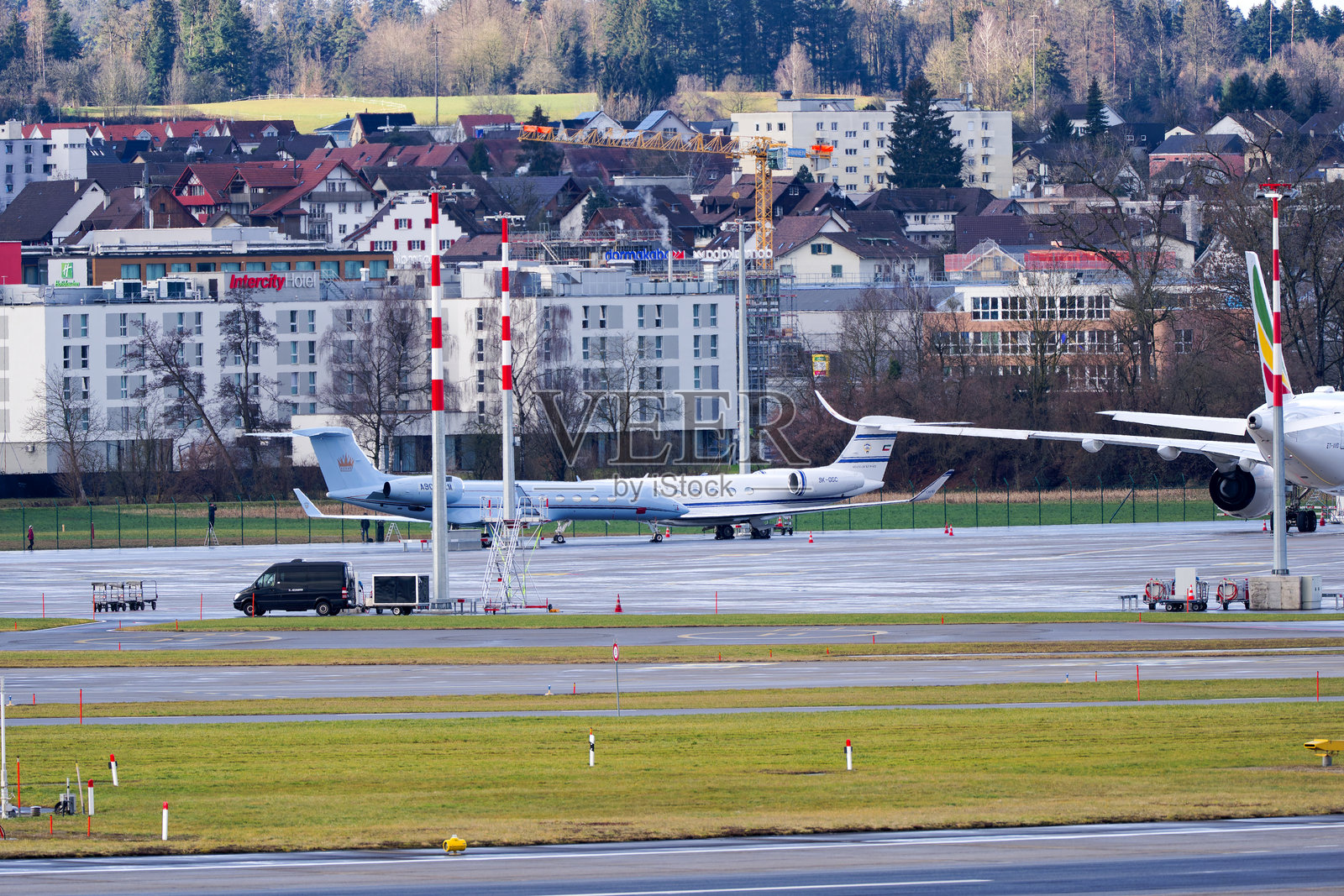 高角度视图显示瑞士苏黎世克洛滕机场停放的私人飞机和政府飞机，因2025年世界经济论坛（WEF）而停飞，冬日的场景。照片摄影图片
