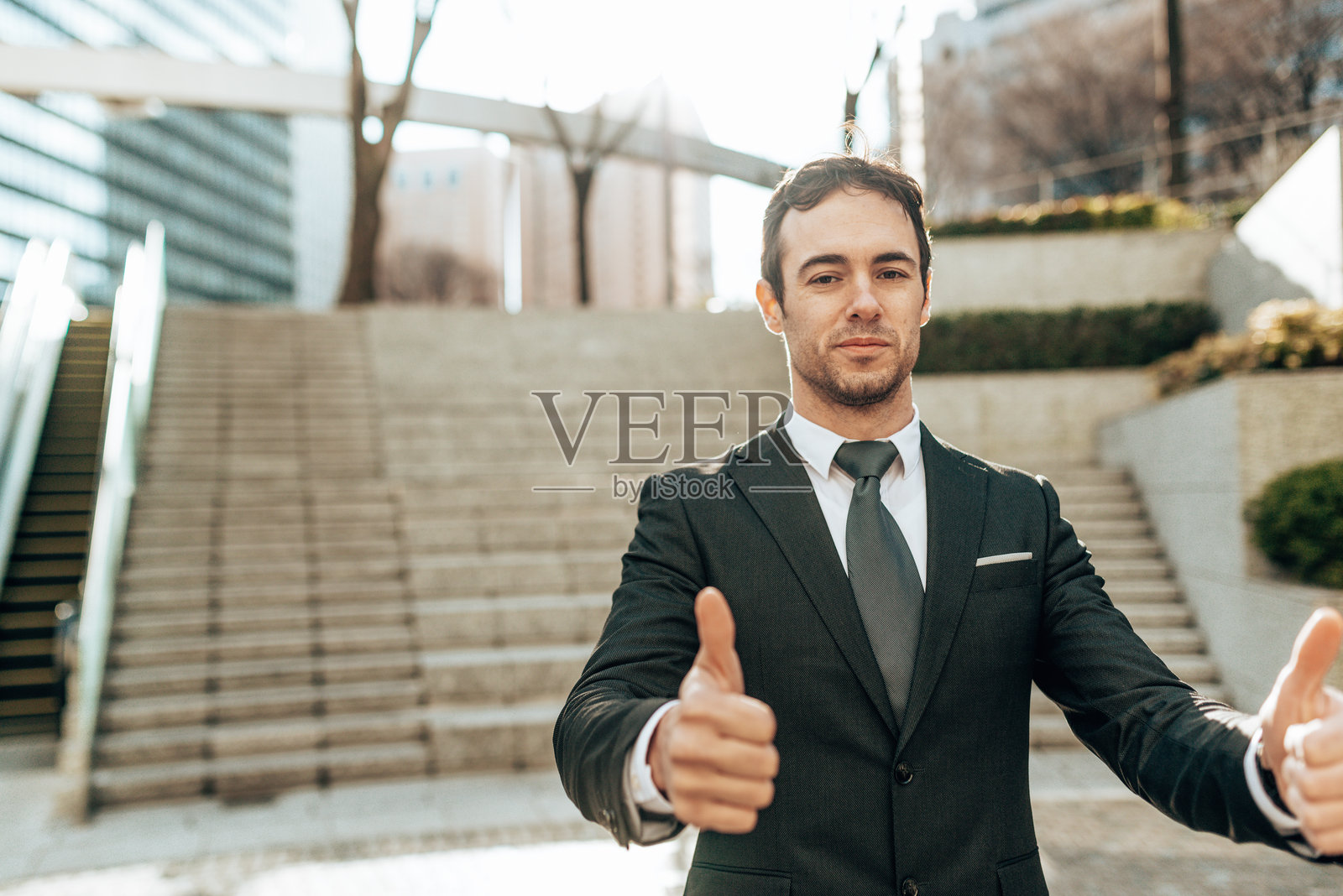 成功的商人在户外照片摄影图片