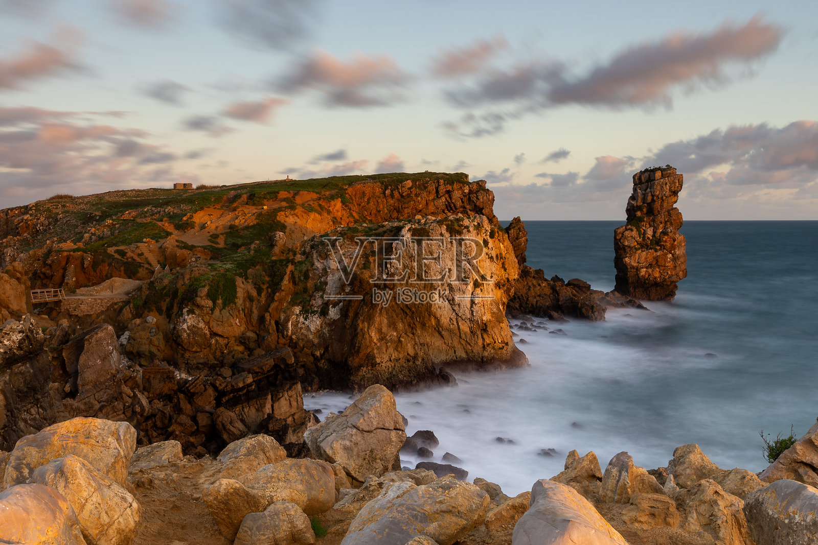 葡萄牙佩尼切附近的帕波阿小岛岩石 formations照片摄影图片