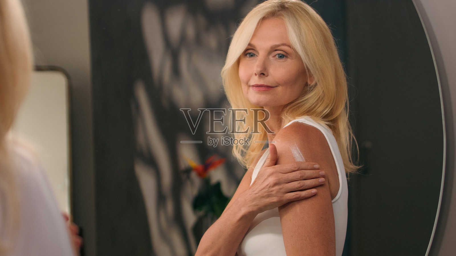 成熟的女性在家中的美丽照片摄影图片