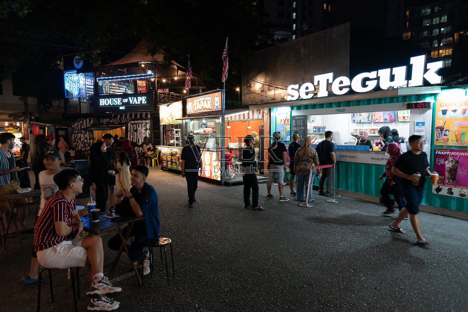 吉隆坡热闹的Tapak食品车公园街景照片摄影图片