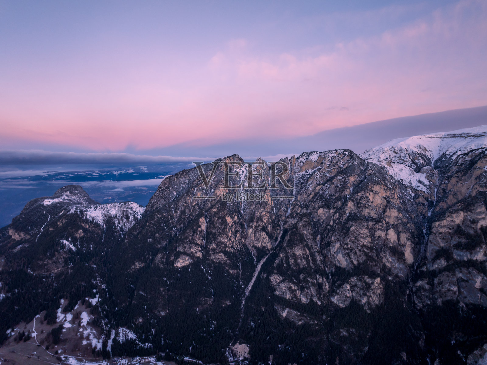 日出时分的玫瑰花园群山鸟瞰图照片摄影图片