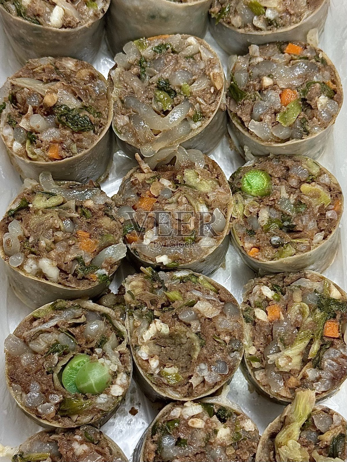 一盘韩国血肠，传统的血肠由美味的面条和香料混合而成，切成小块。配有调味盐和辣椒酱，增添风味。照片摄影图片