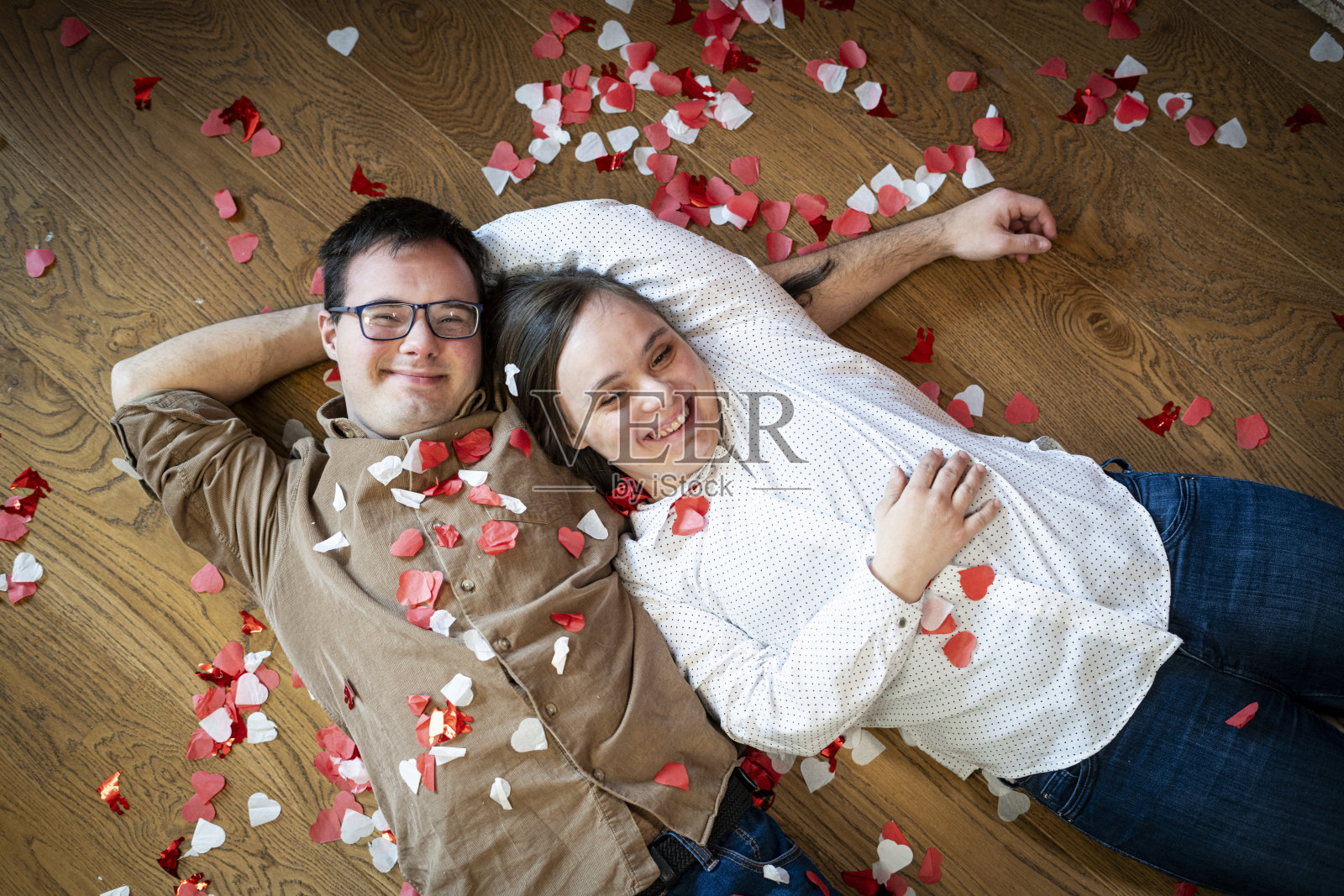 一对都有唐氏综合症的情侣庆祝爱情照片摄影图片