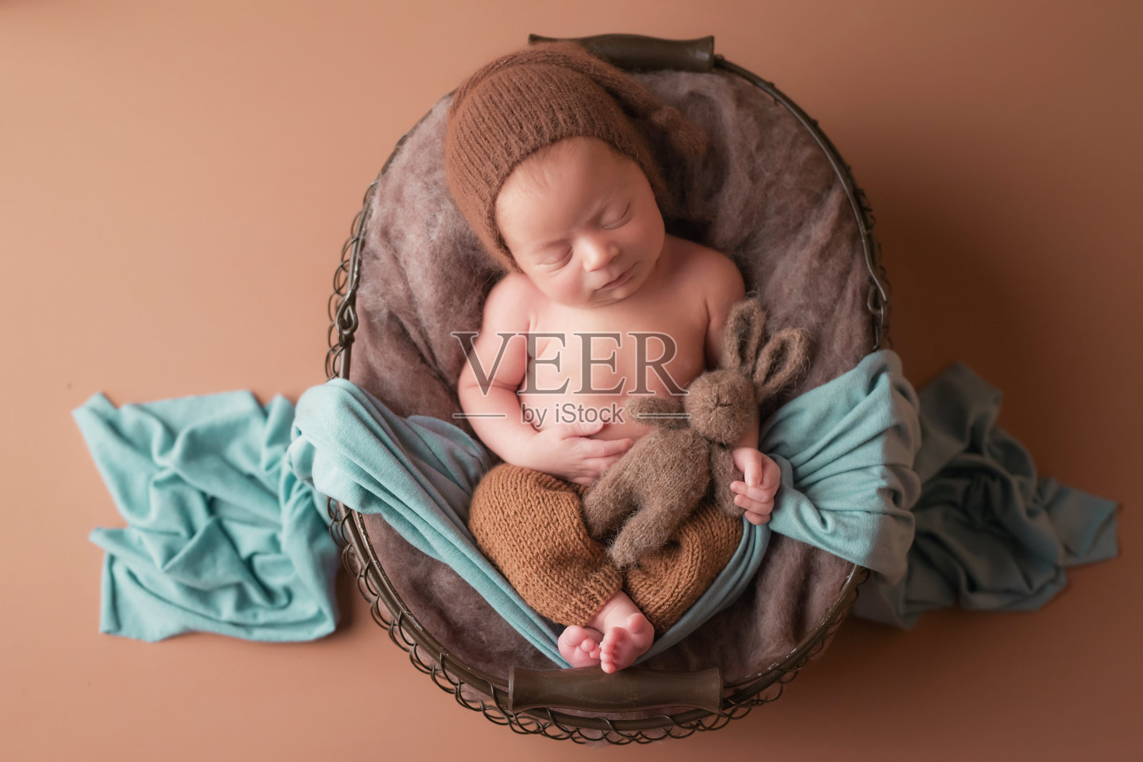 睡着的新生儿。健康与医疗概念。健康的孩子，医院和幸福母亲的概念。婴儿。快乐的怀孕与分娩。儿童主题。婴儿和儿童用品。照片摄影图片