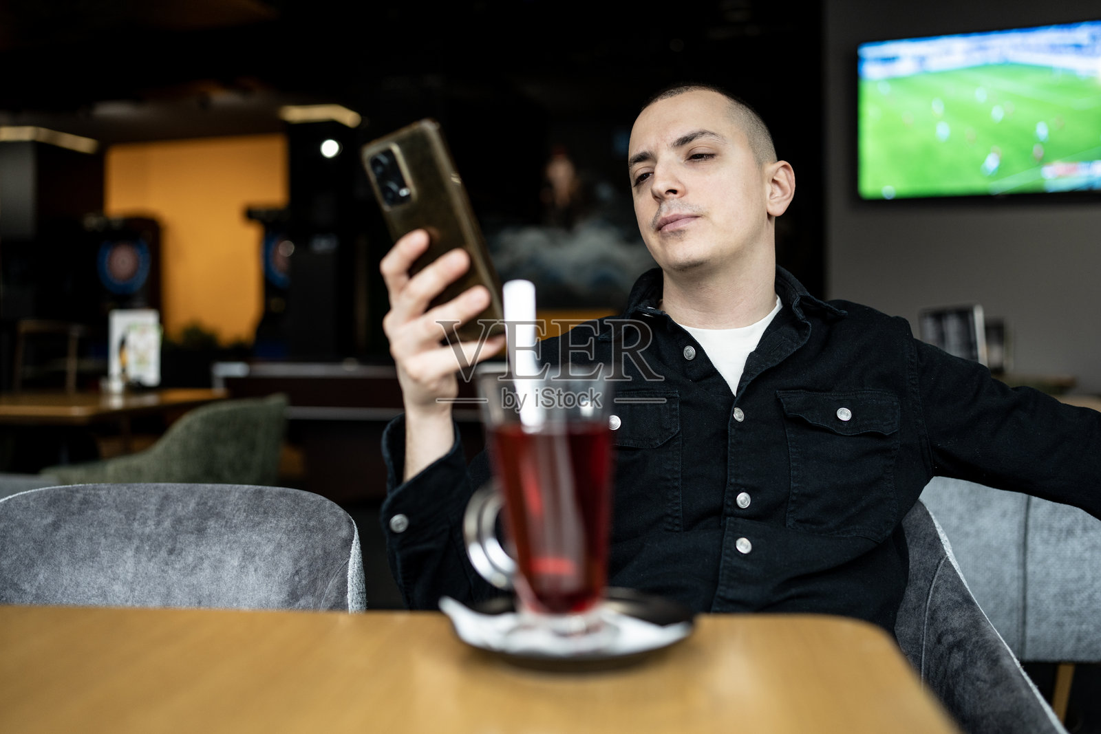 一个男孩在咖啡馆里喝茶照片摄影图片