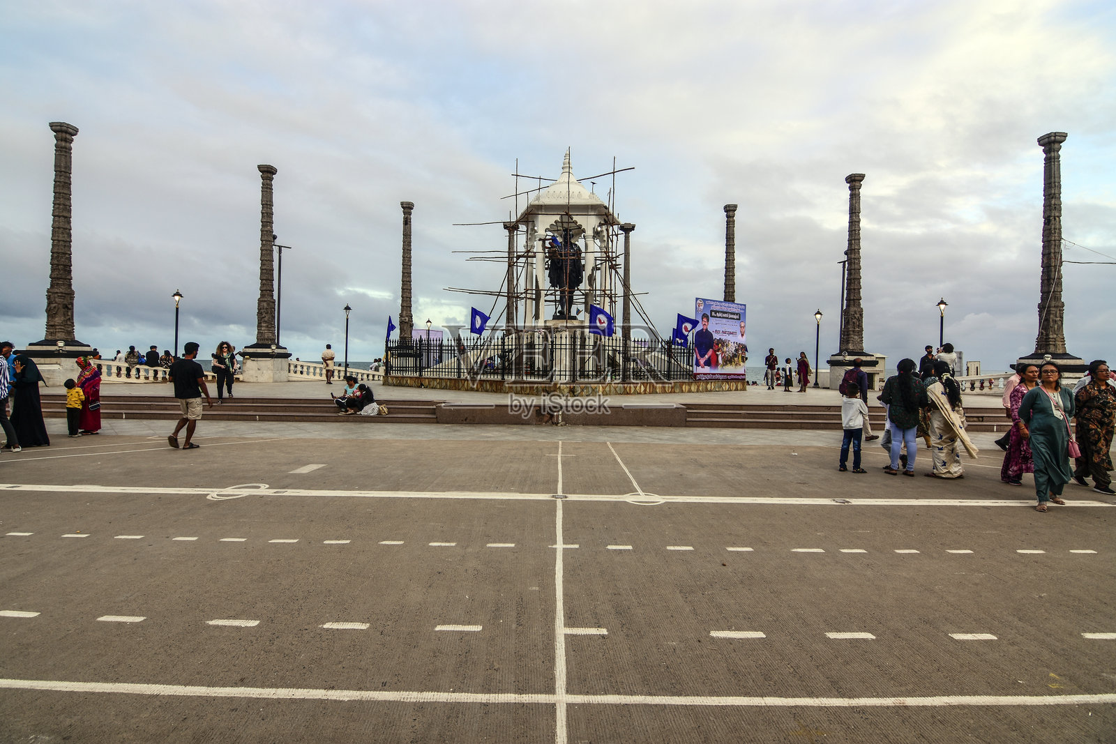 在普德治海岸的甘地雕像前的一条街道。照片摄影图片