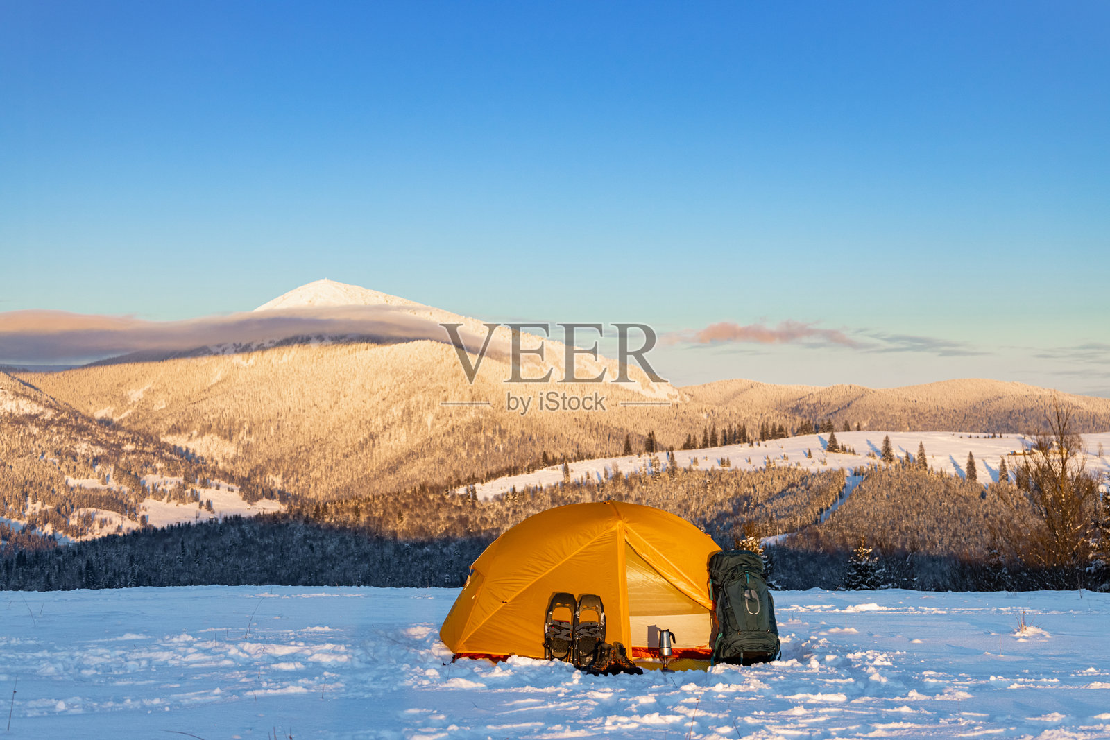 冬季在山中帐篷过夜，露营装备。照片摄影图片