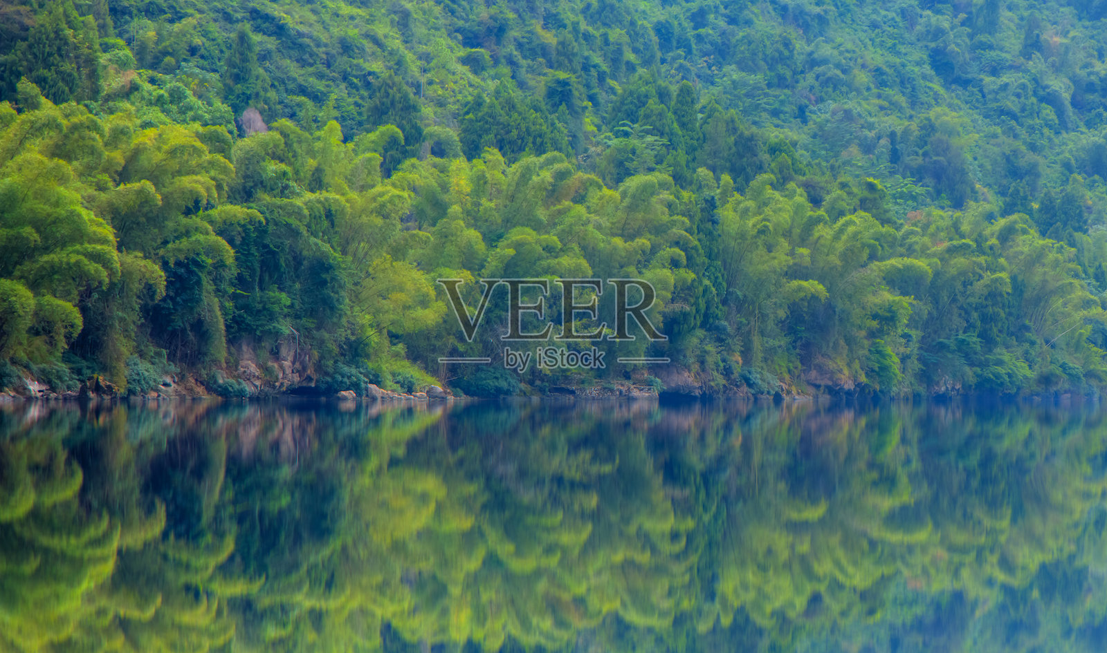 中国广西省桂林阳朔附近的漓江照片摄影图片