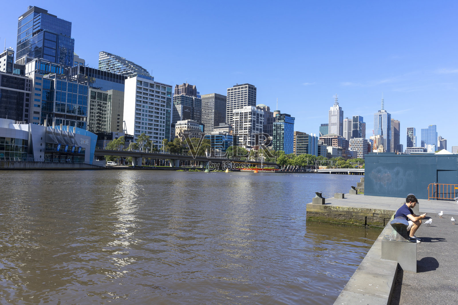 澳大利亚墨尔本CBD旁的雅拉河南岸区域。照片摄影图片