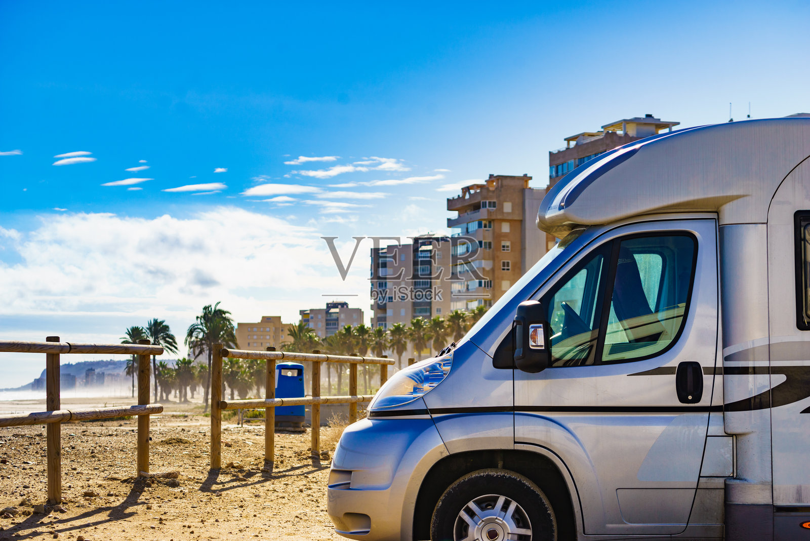 西班牙海滩上的房车露营照片摄影图片