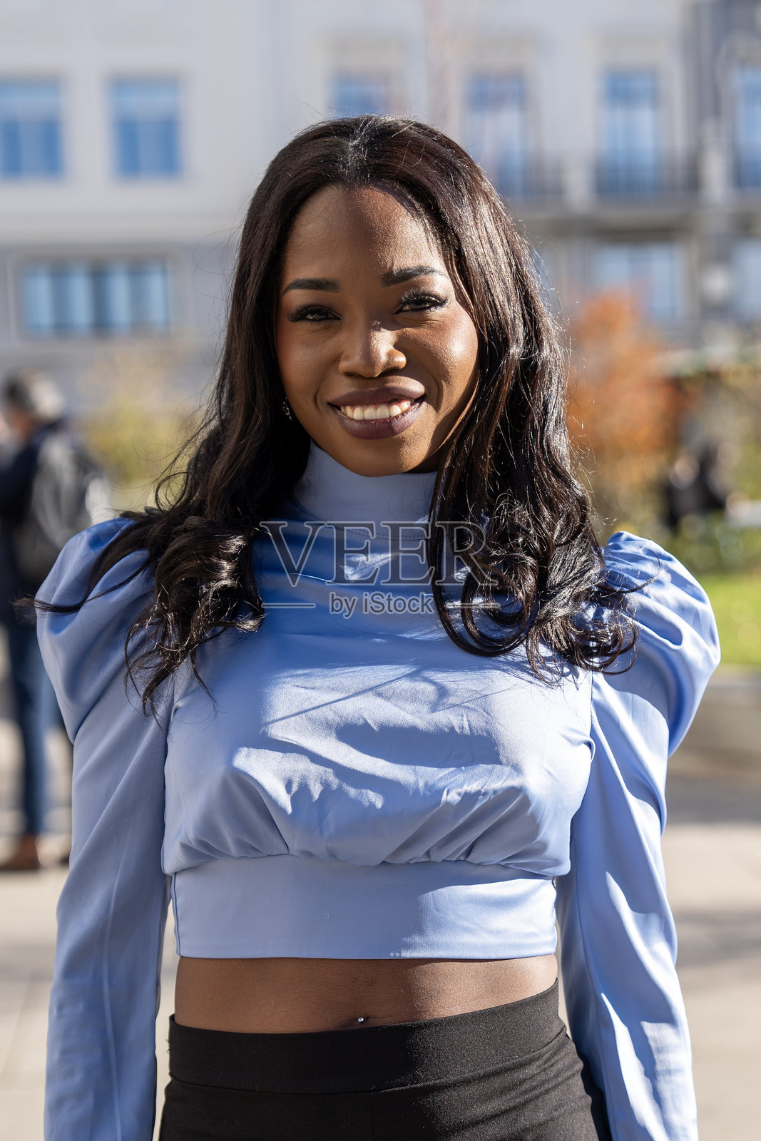 年轻的非裔美国女商人在城市环境中自信地微笑的肖像照片摄影图片