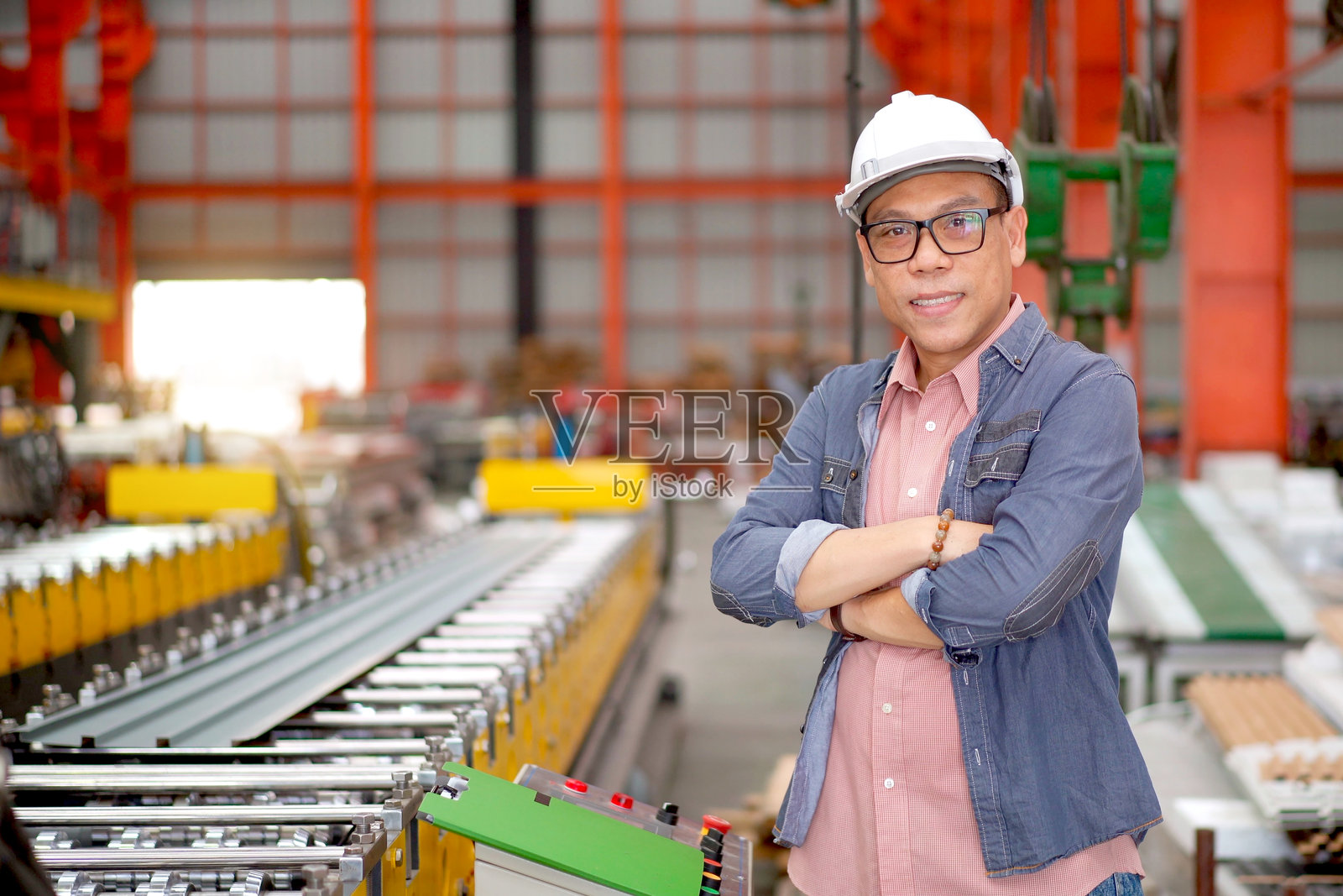 高级工业工程师在工厂内工作或检查。照片摄影图片