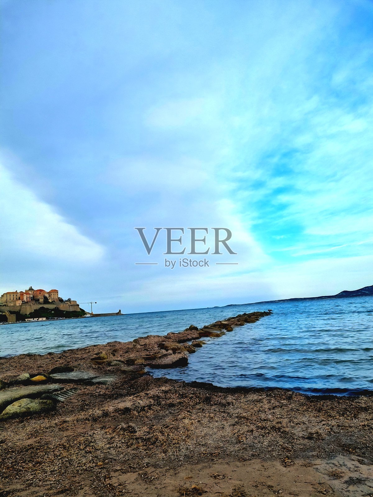 科西嘉海滩：阳光、沙滩和湛蓝海水照片摄影图片