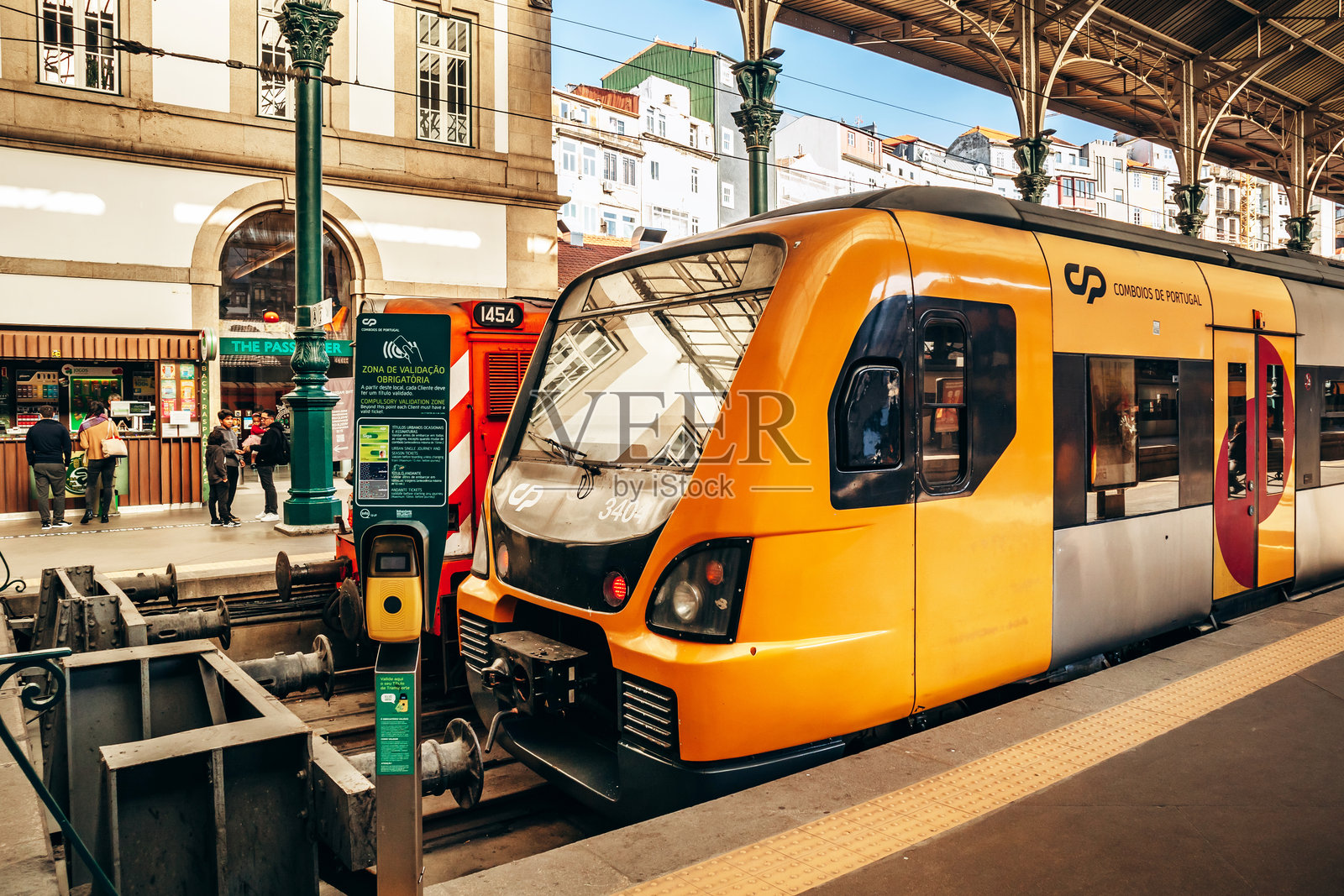 葡萄牙波尔图圣本图车站的葡萄牙铁路黄色列车照片摄影图片