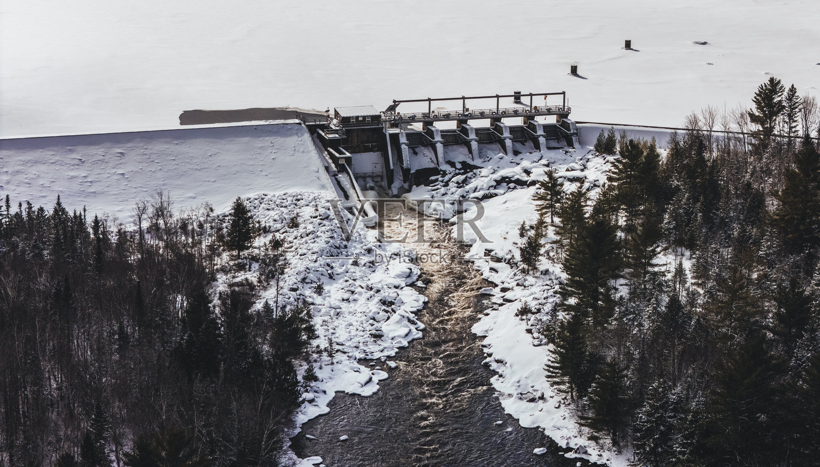 冬季的缅因州长瀑布大坝雪覆盖的鸟瞰图照片摄影图片