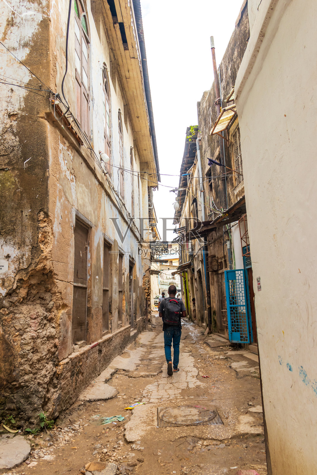 坦桑尼亚桑给巴尔首府石头城的狭窄街道照片摄影图片