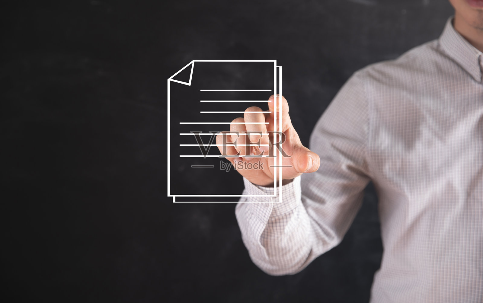 男子点击虚拟数据照片摄影图片