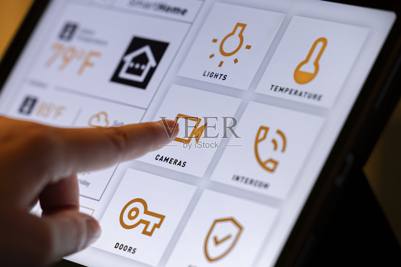 夜晚舒适客厅中的智能家居控制平板，配有互动用户界面照片摄影图片