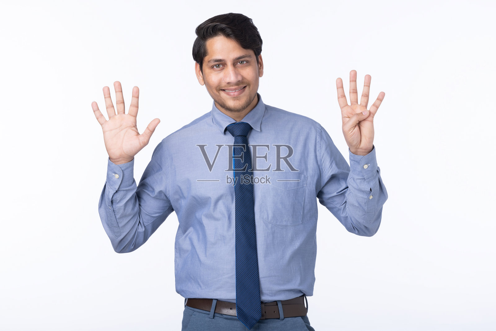 年轻商人的正式肖像，背景为白色，库存照片照片摄影图片