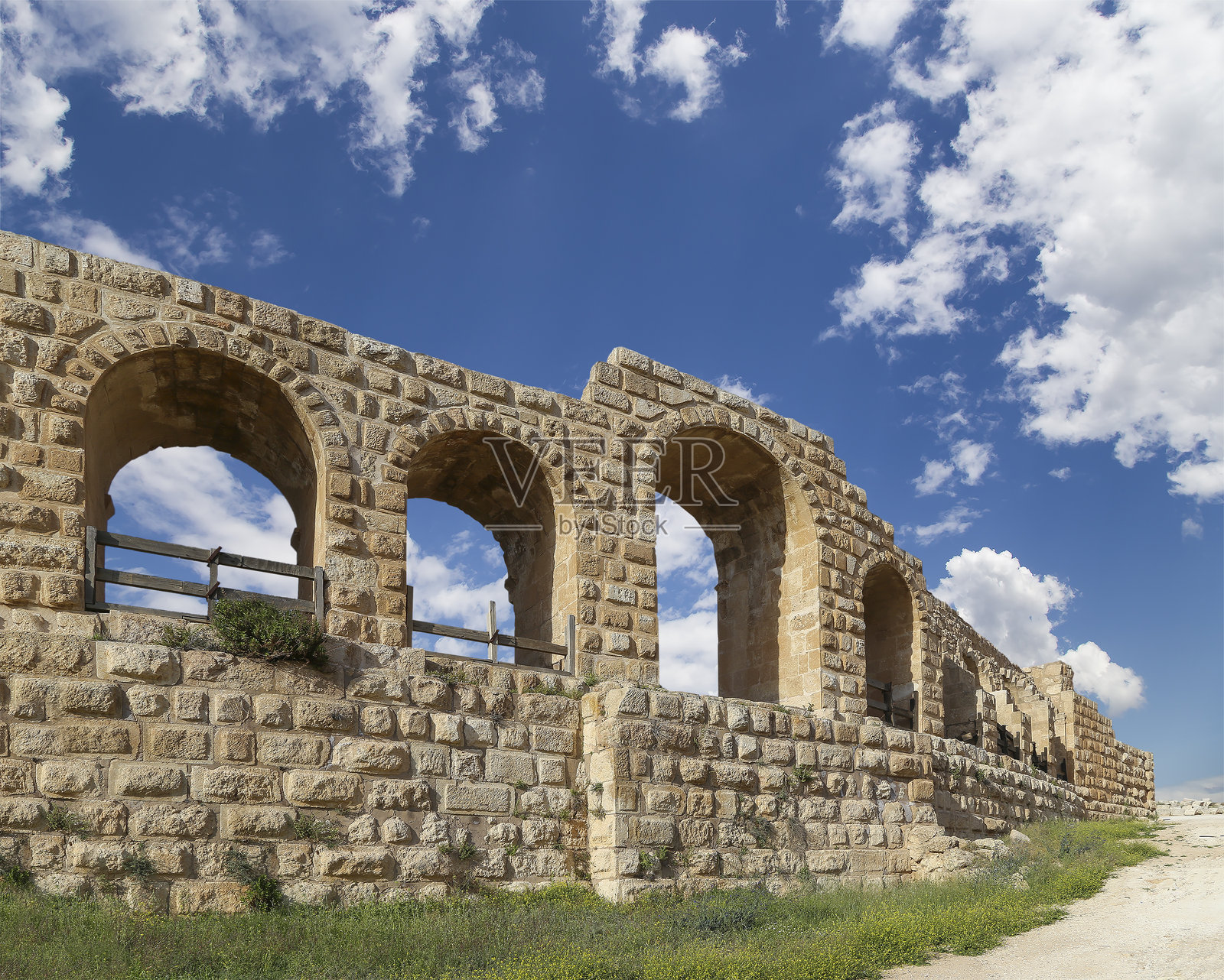 约旦杰拉什市（古代的杰拉萨）天际线上的罗马遗迹（云彩映衬下）照片摄影图片