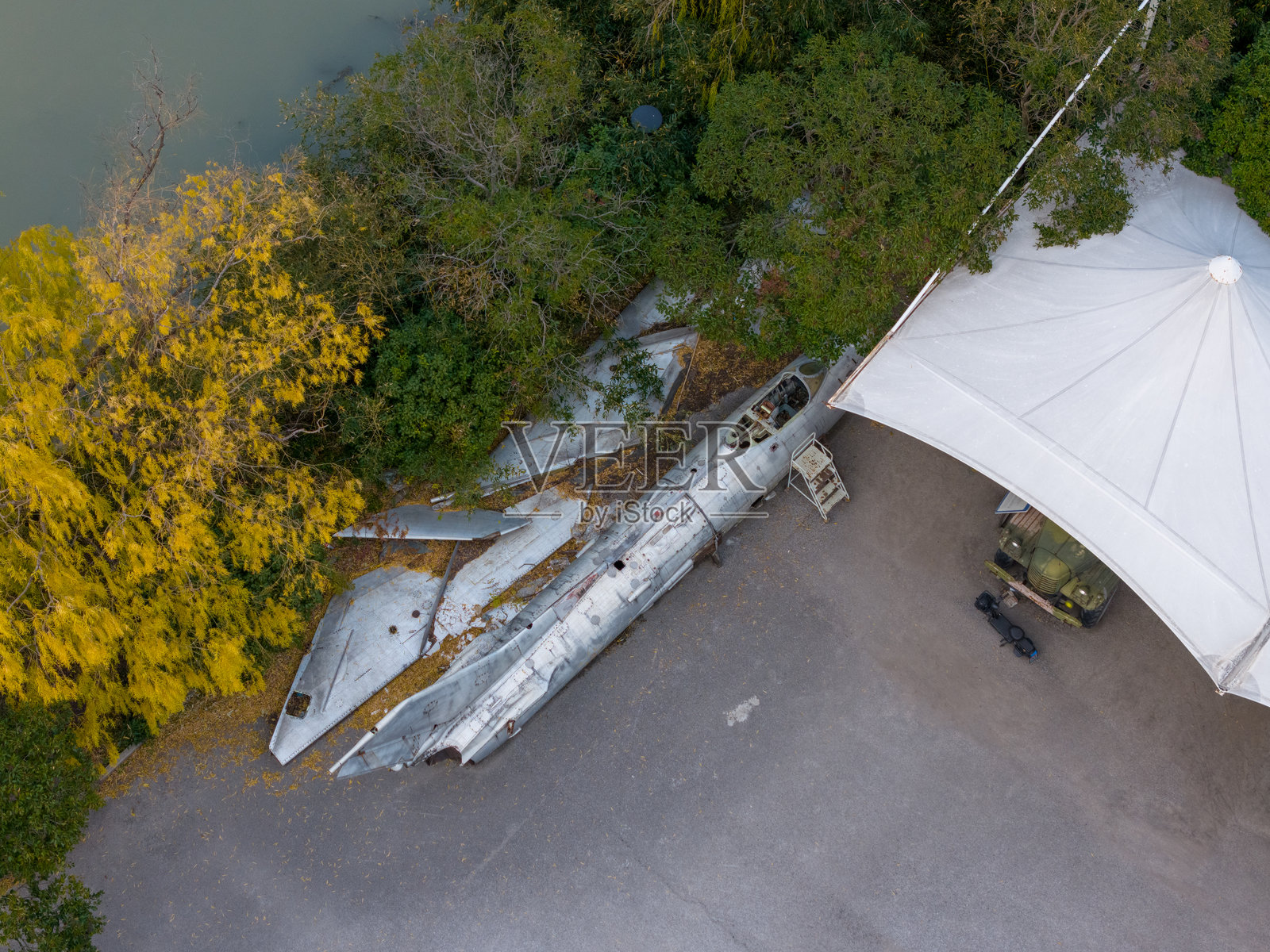 上海交通大学（闵行校区）J-6飞机的航拍照片照片摄影图片