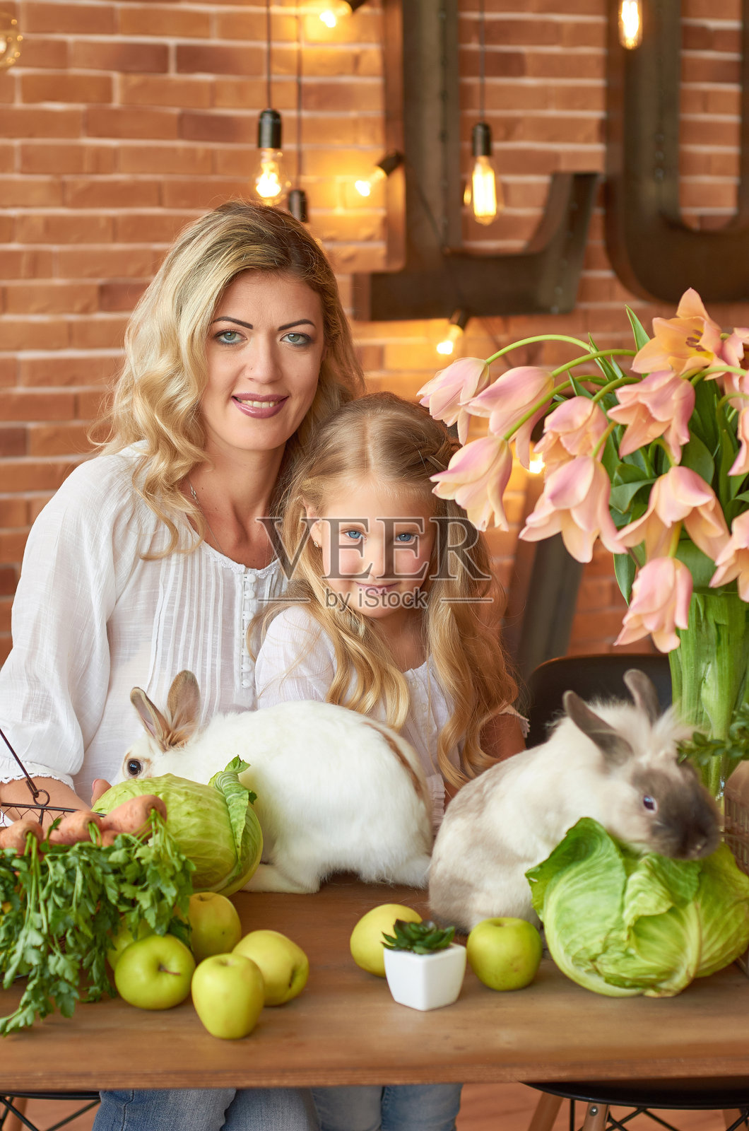 快乐复活节贺卡。家庭母亲和孩子在复活节厨房里。照片摄影图片
