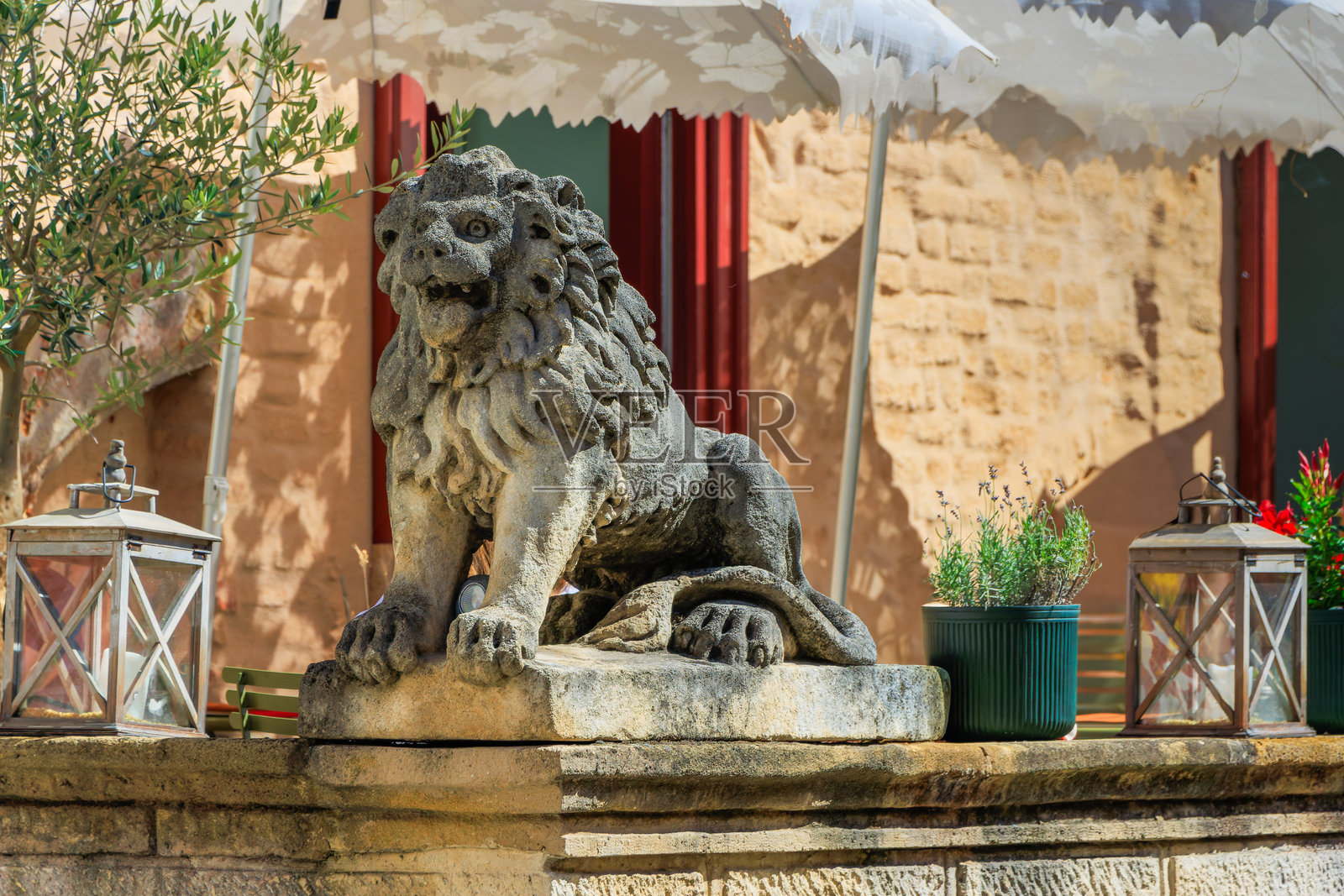 克罗地亚首都萨格勒布上城的历史街道和石门，旁边有美丽的石狮雕像。照片摄影图片