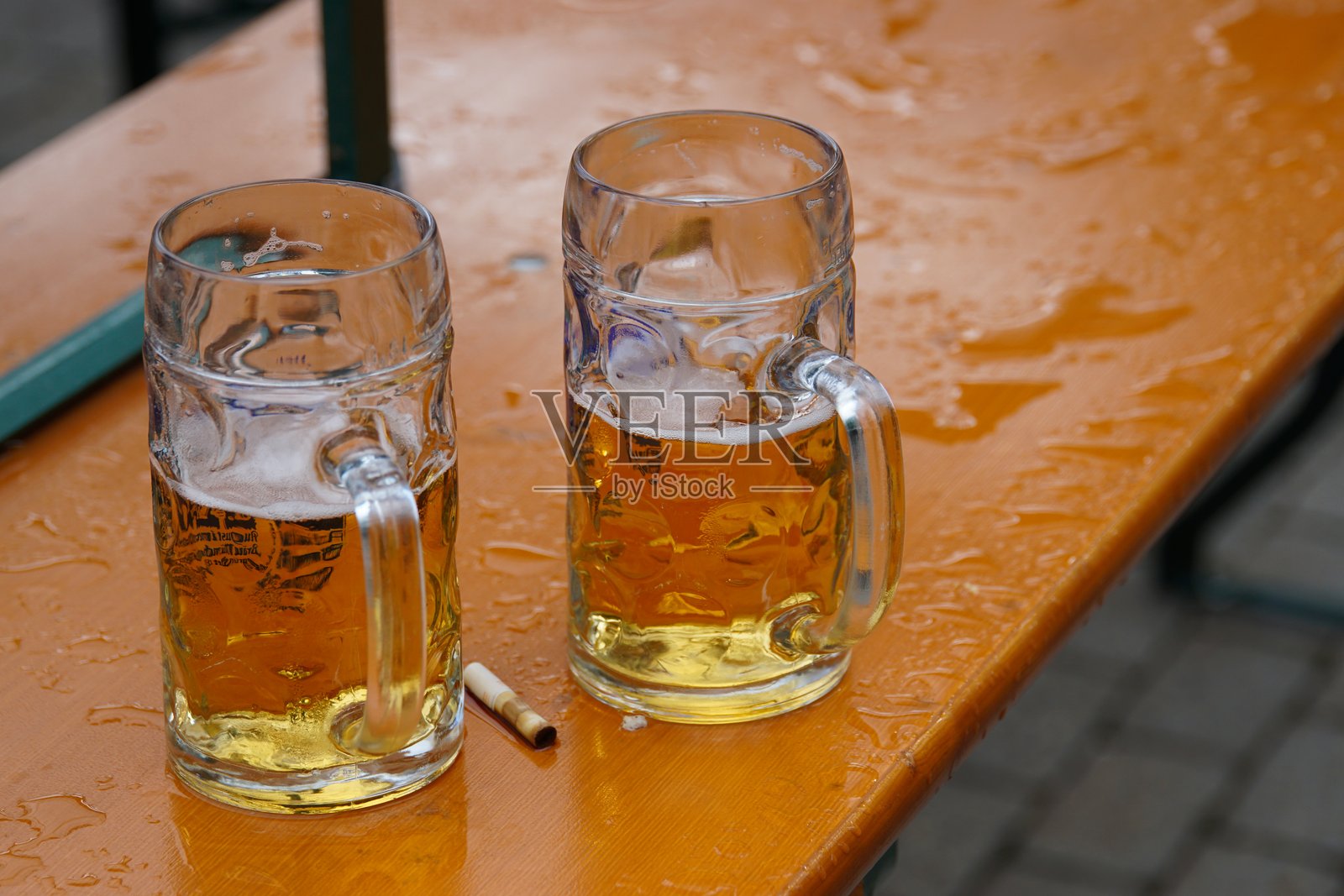 第二天早晨露天生日派对的痕迹。照片摄影图片