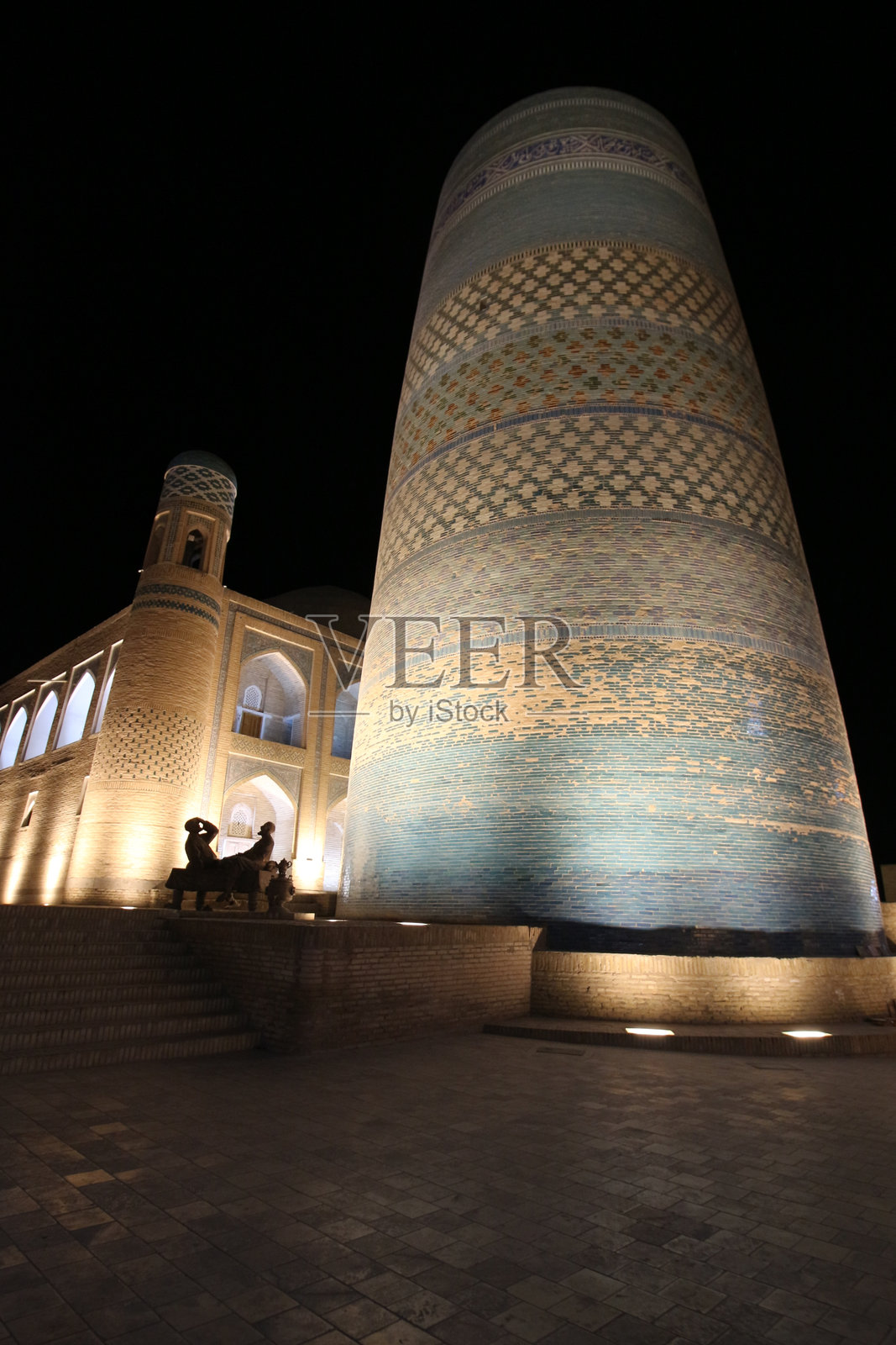 卡尔塔米纳尔和穆罕默德·阿敏·汗学院的夜景照片摄影图片