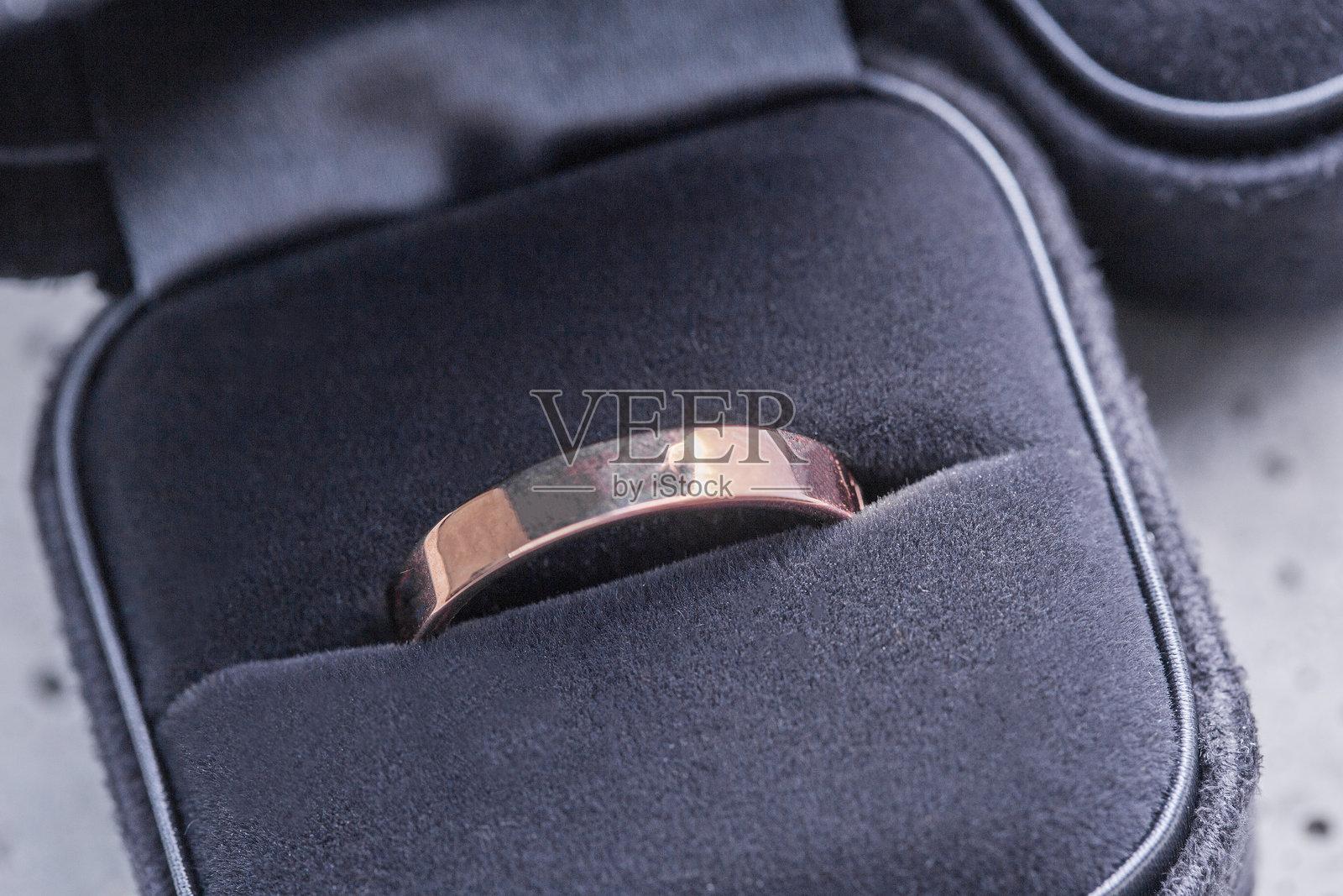 戒指盒中的订婚戒指照片摄影图片