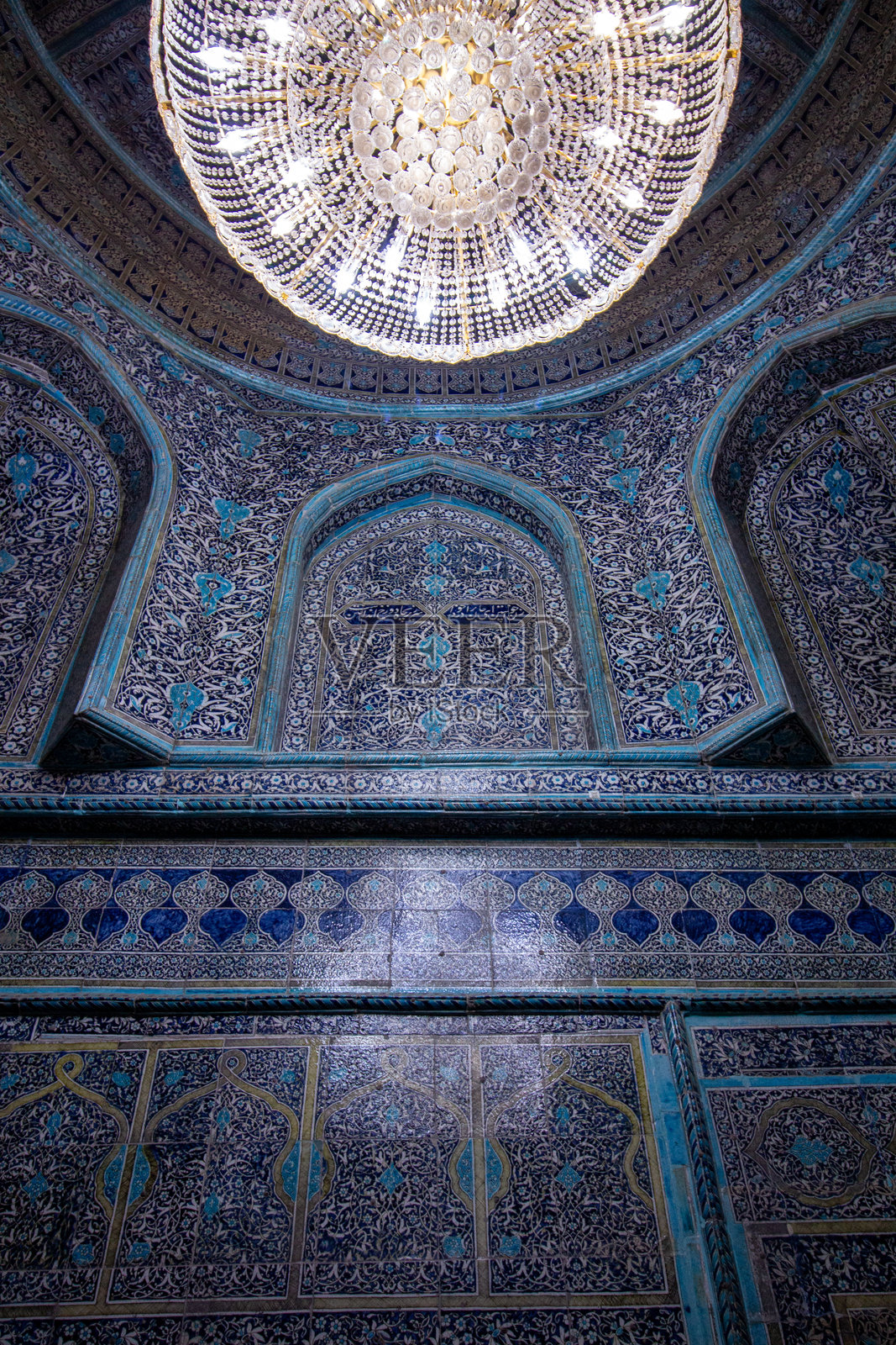 帕赫拉万·马哈茂德陵墓部分蓝色天花板瓷砖与光线照片摄影图片