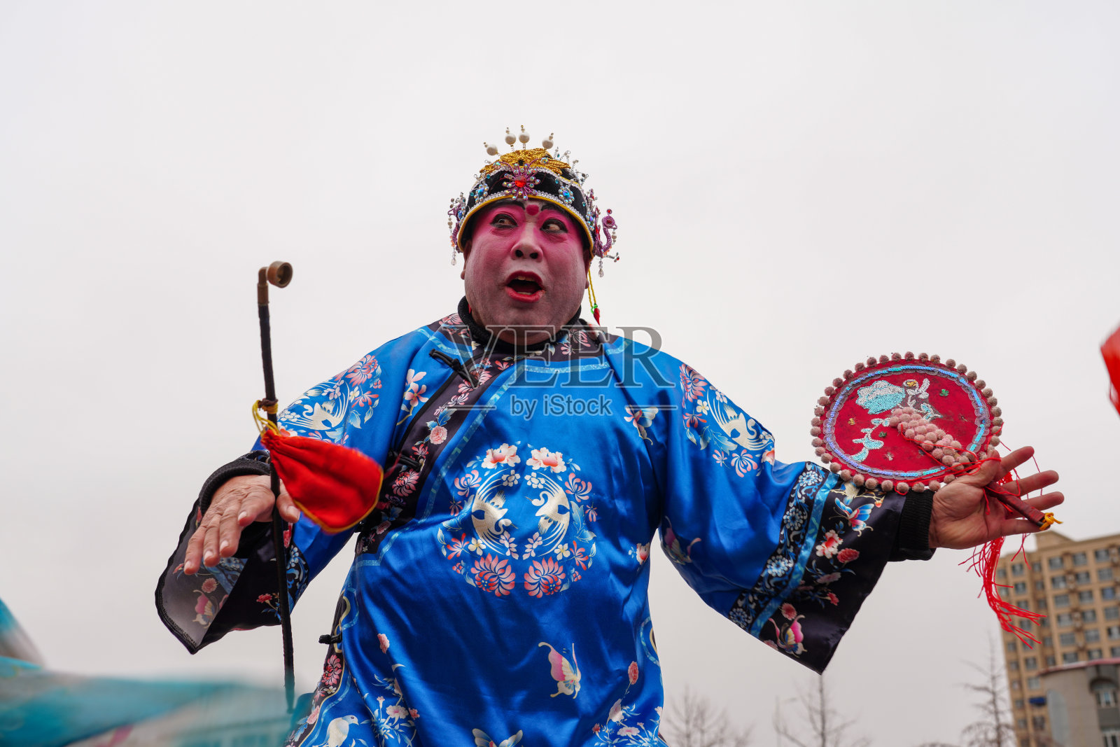 人们穿着美丽的服装在广场上跳秧歌庆祝传统的中国新年。照片摄影图片