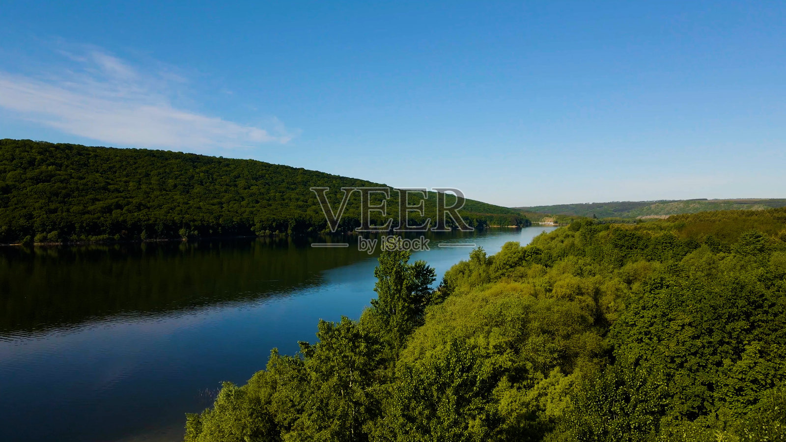 从山上俯瞰海湾山丘和河流的景色照片摄影图片