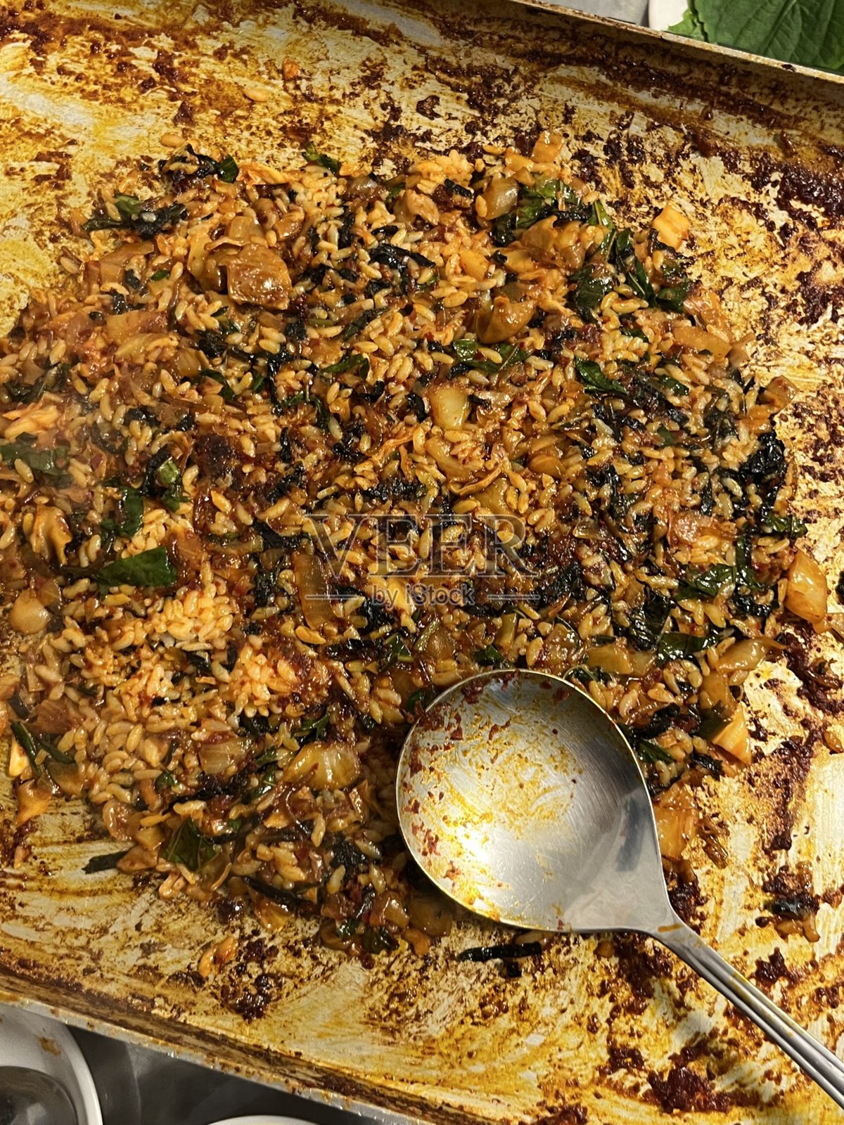 拌饭，或称韩国炒饭，是一道美味可口的菜肴，采用米饭与蔬菜、肉类翻炒而成，通常还会加入一丝辣味的韩国辣椒酱。上面放有煎蛋和芝麻，是一道风味独特、易于制作的舒适食品。照片摄影图片