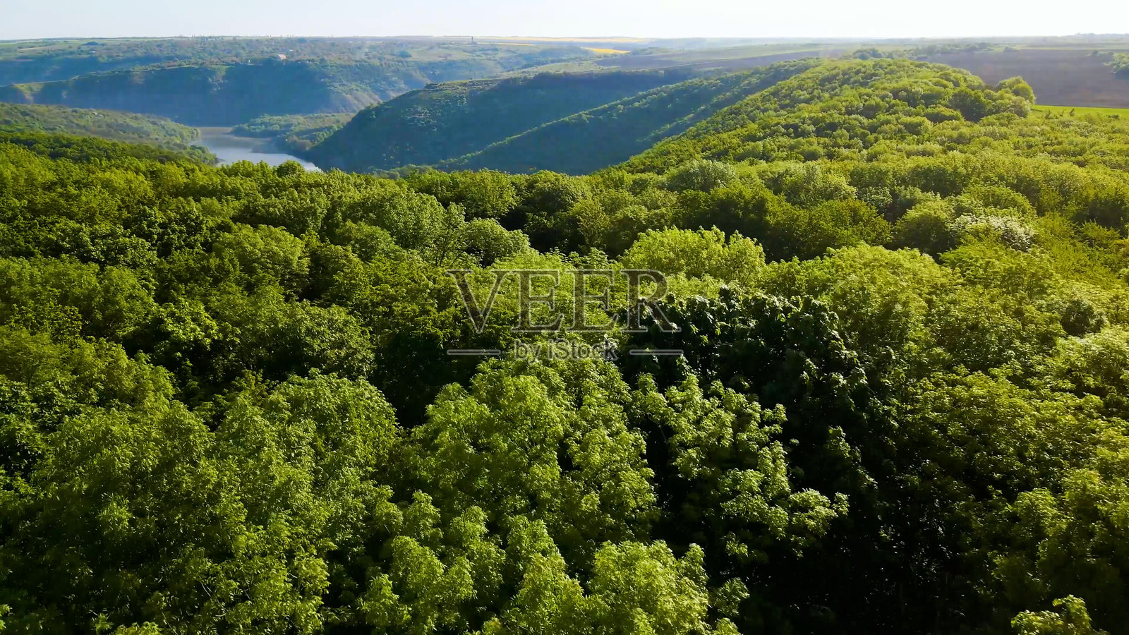从山上俯瞰海湾山丘和河流的景色照片摄影图片