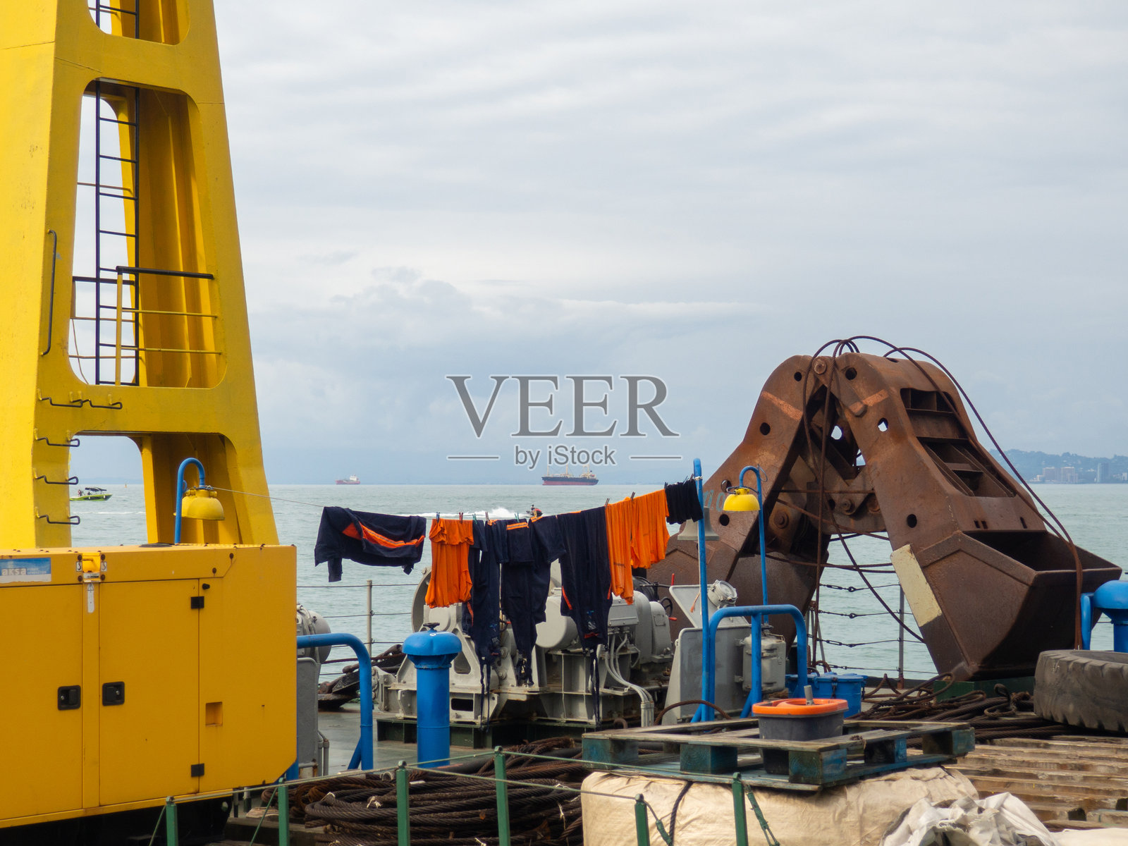 船上晾晒的亚麻布。团队成员的制服。晾衣绳上的洗衣物。照片摄影图片