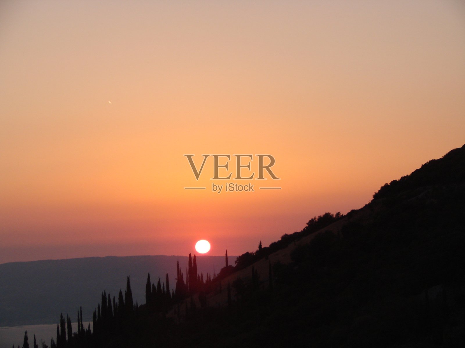 蜿蜒的山路与壮观的海岸景色照片摄影图片