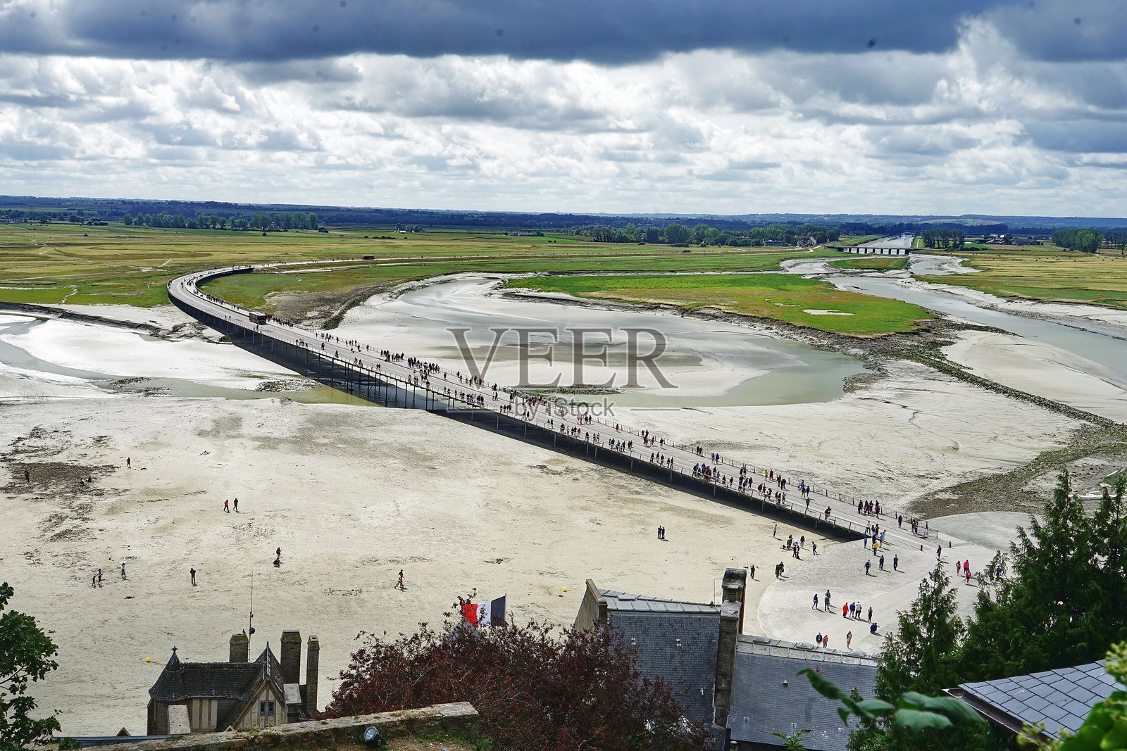 诺曼底圣米歇尔山墙上的全景照片摄影图片