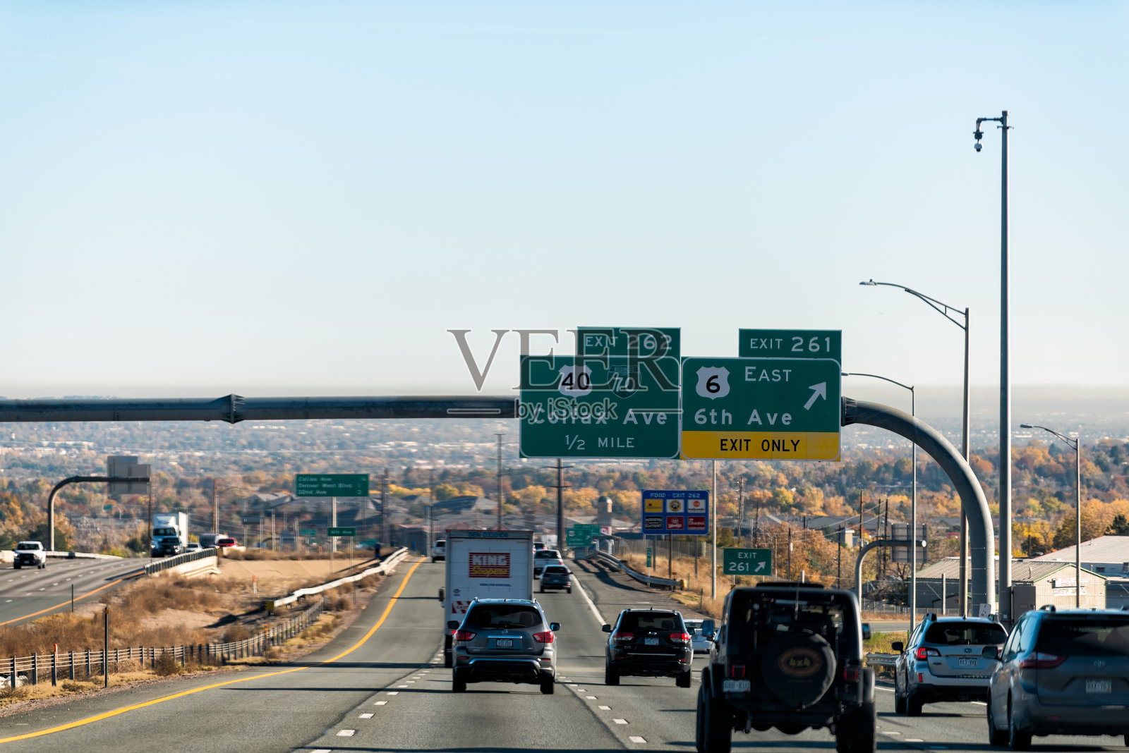 科罗拉多州莱克伍德，落基山脉，70号州际公路，汽车，前往科罗拉多州丹佛的标志照片摄影图片