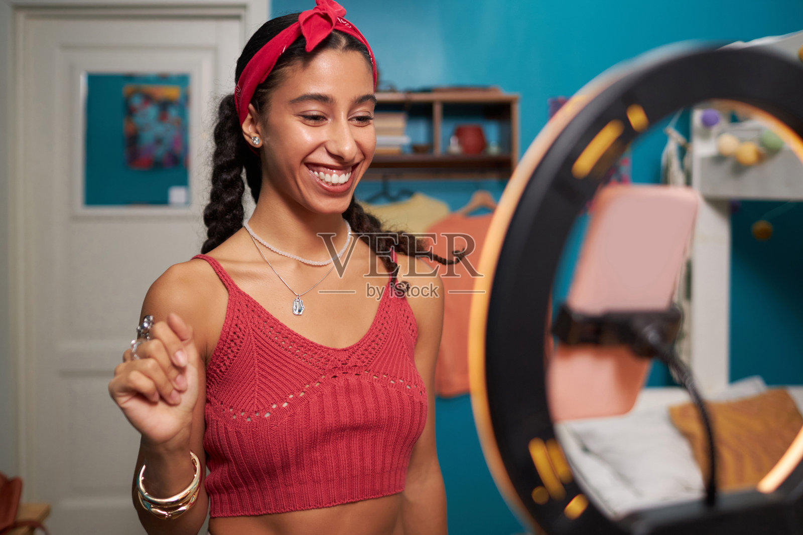 女孩微笑着录制博客视频照片摄影图片