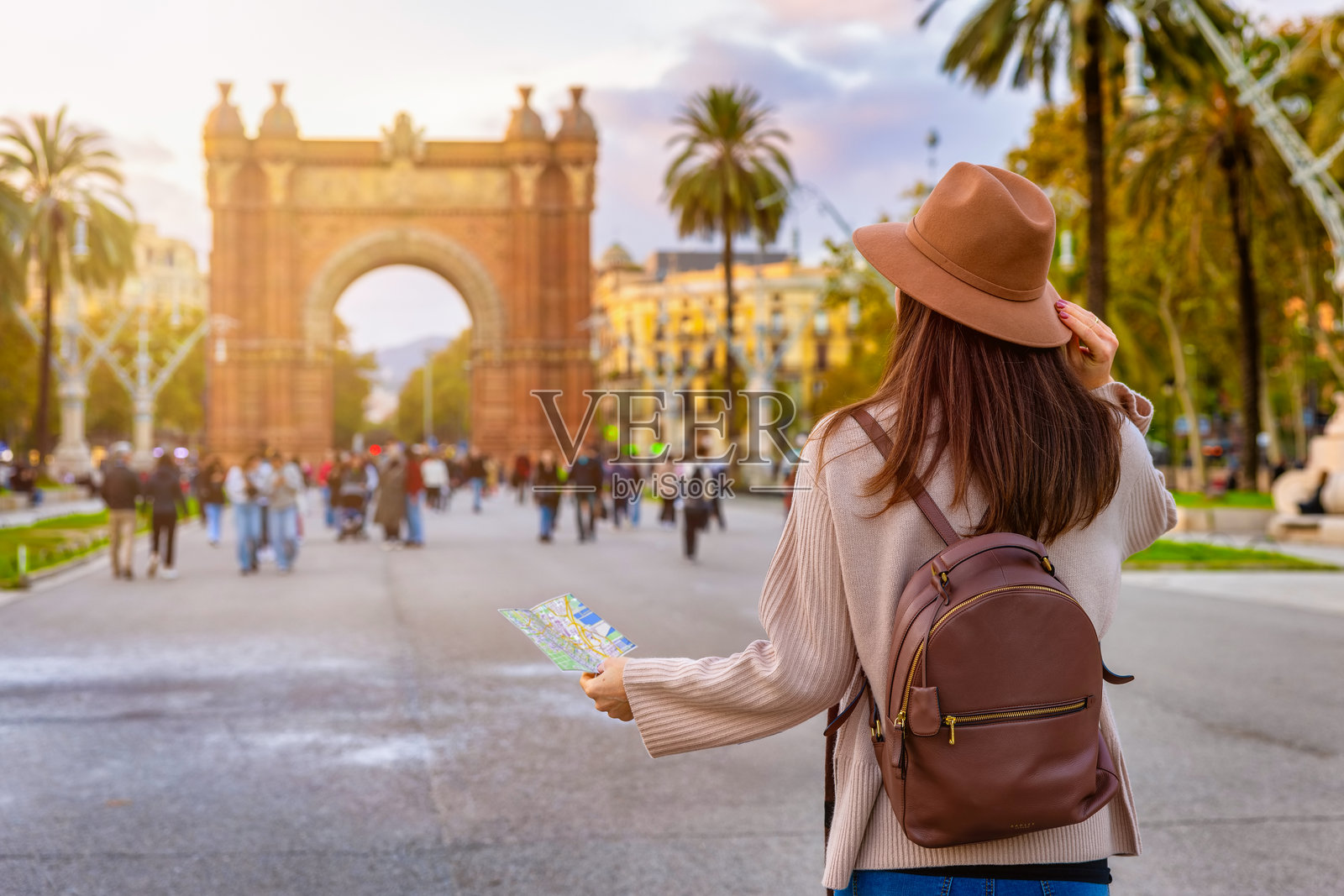 一位女性游客在巴塞罗那观光旅行照片摄影图片