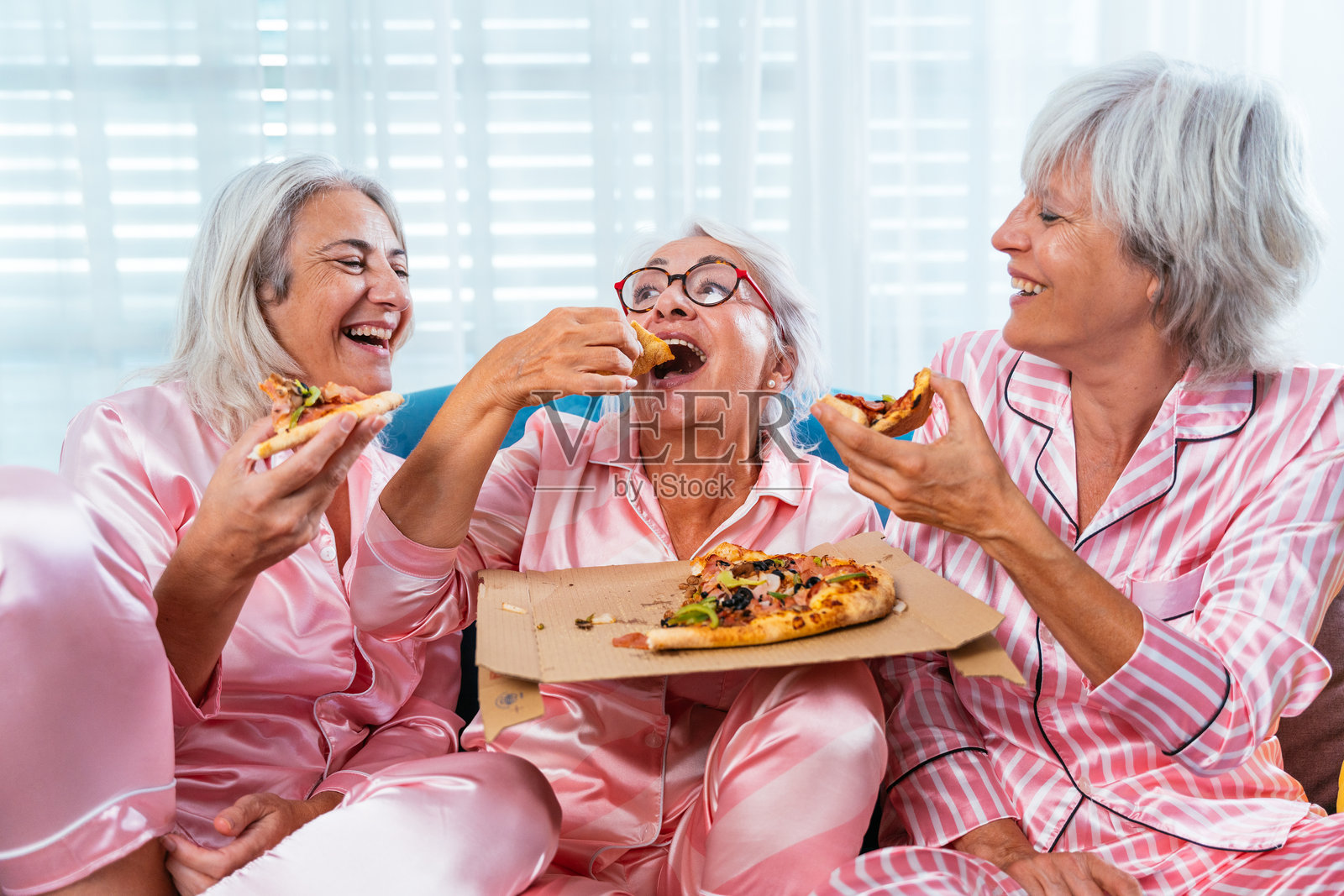 美丽的老年女性在家里举行有趣的睡衣派对照片摄影图片